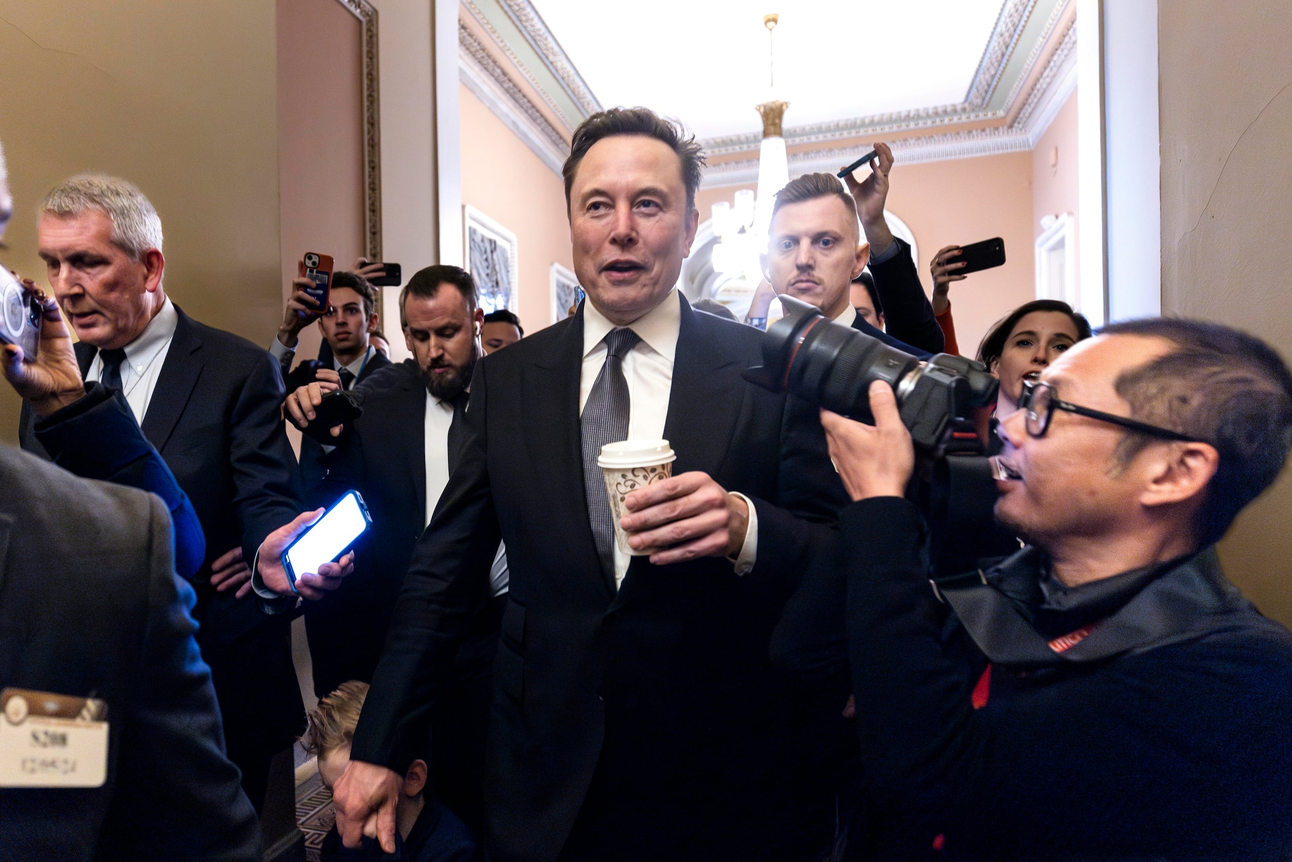 Musk aludió por primera vez a la meta de "al menos" 2 billones de recorte presupuestario en el mítin de octubre pasado en Nueva York y ha insistido hasta ahora en la cifra, pese al escepticismo de los expertos.