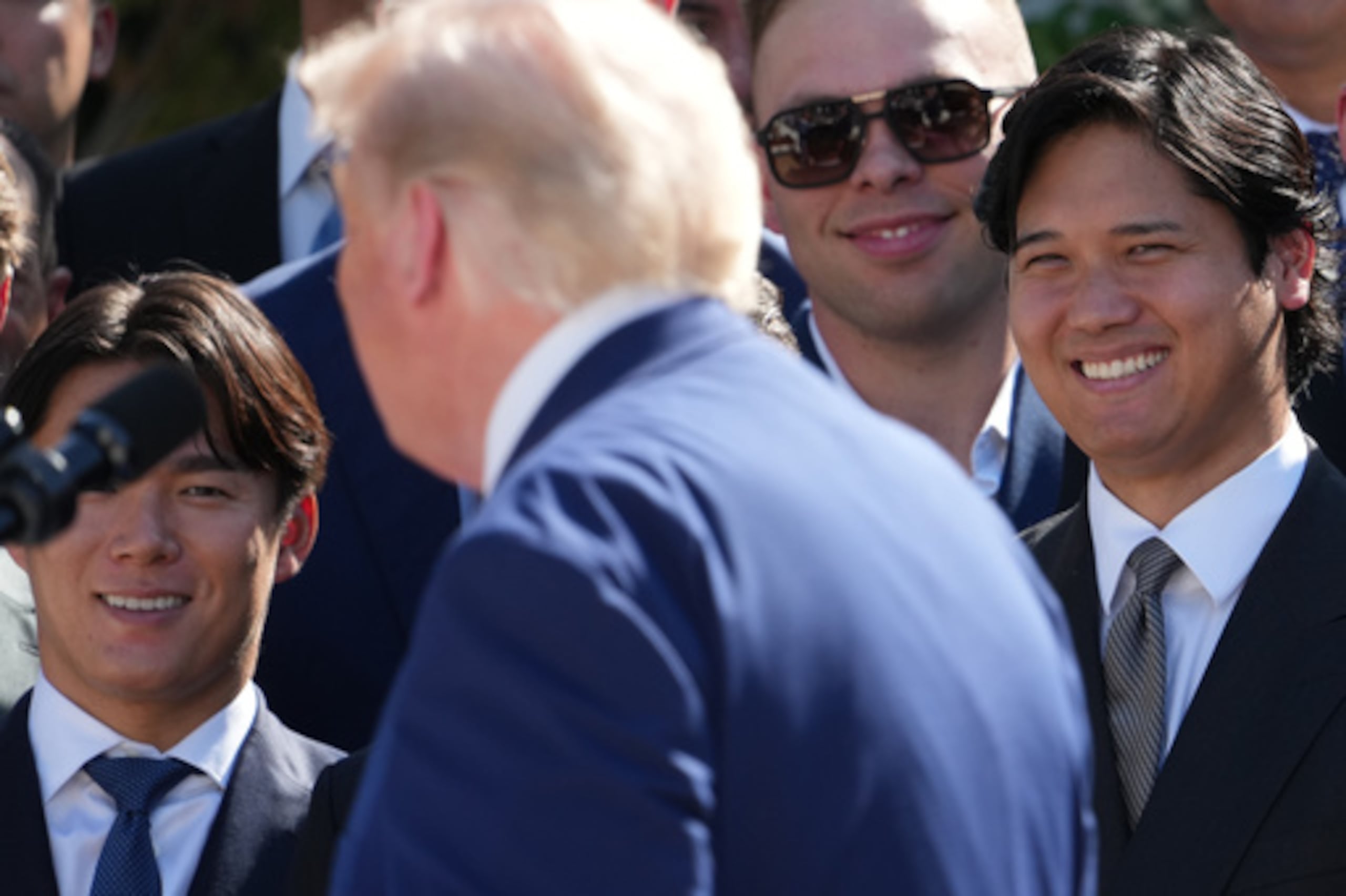 Shohei Ohtani y Yoshinobu Yamamoto, jugadores japoneses de los Dodgers de Los Ángeles, sonríen mientras escuchan al presidente Donald Trump el jueves 23 de julio de 2026 en Washington (Foto AP/Alex Brandon)