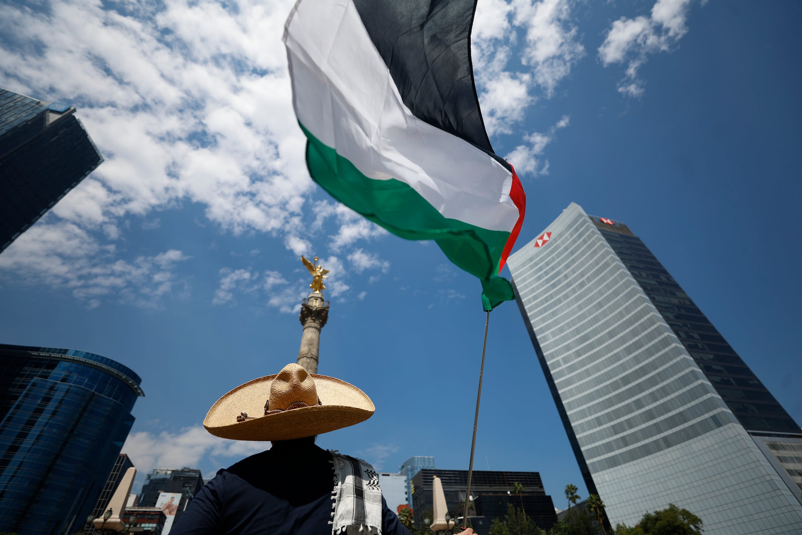 Activistas propalestinos y ambientalistas se manifiestan contra el acuerdo de cooperación en materia hídrica entre el Gobierno del norteño estado de Chihuahua e Israel, este sábado, en Ciudad de México (México). (EFE/ Sáshenka Gutiérrez)