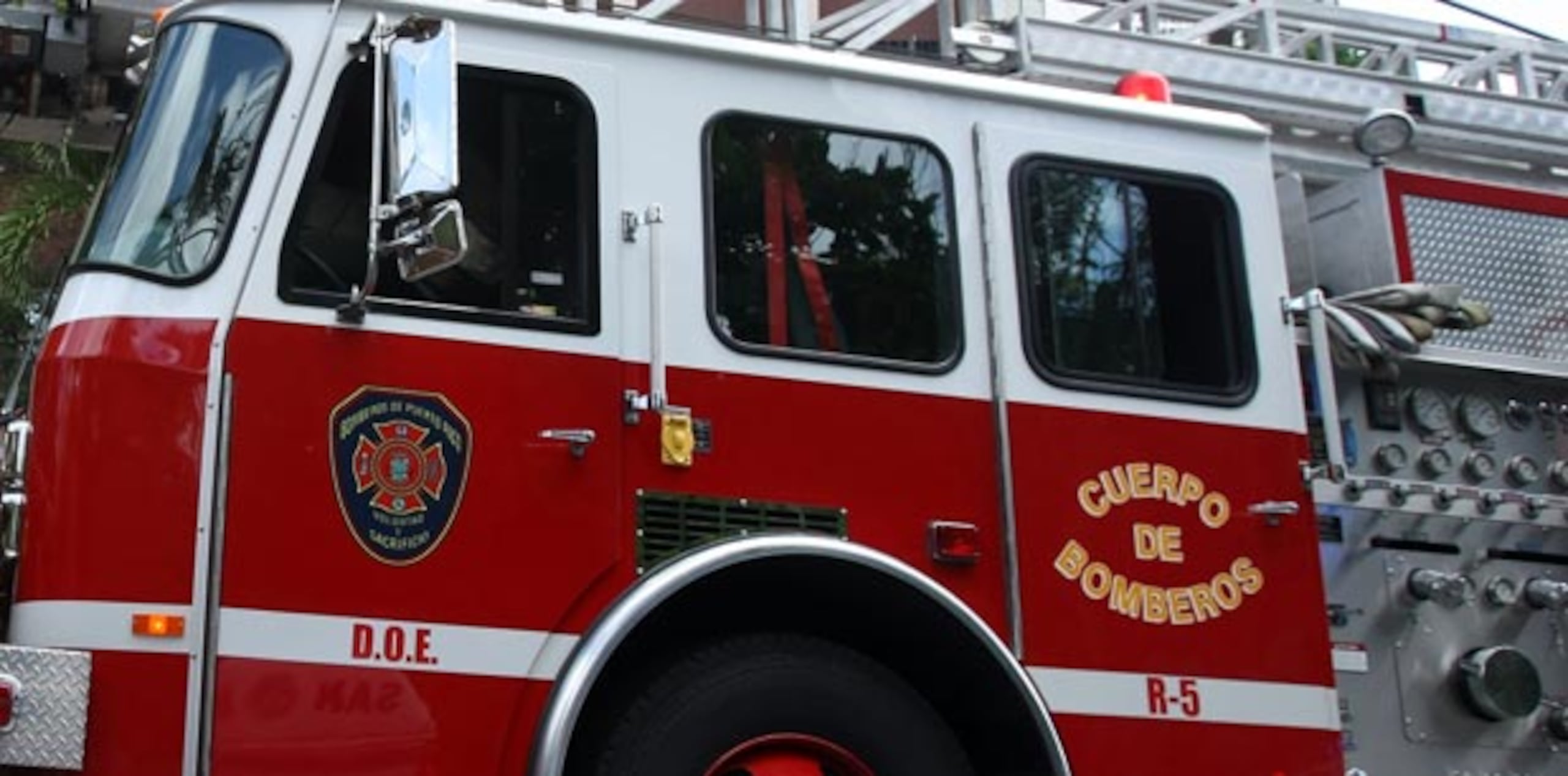 José Daniel Echevarría, portavoz del Cuerpo de Bomberos, explicó que el camión tomó una curva cerca de la estación cuando se partieron todos los tornillos de una de las gomas traseras del vehículo. (Archivo)