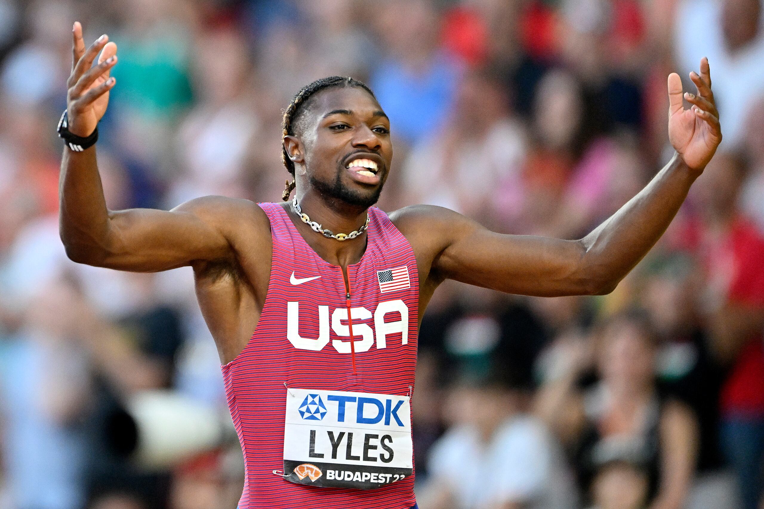 Noah Lyles, de los Estados Unidos, celebra su victoria en la final de los 100 metros del Campeonato Mundial Budapest 2023.