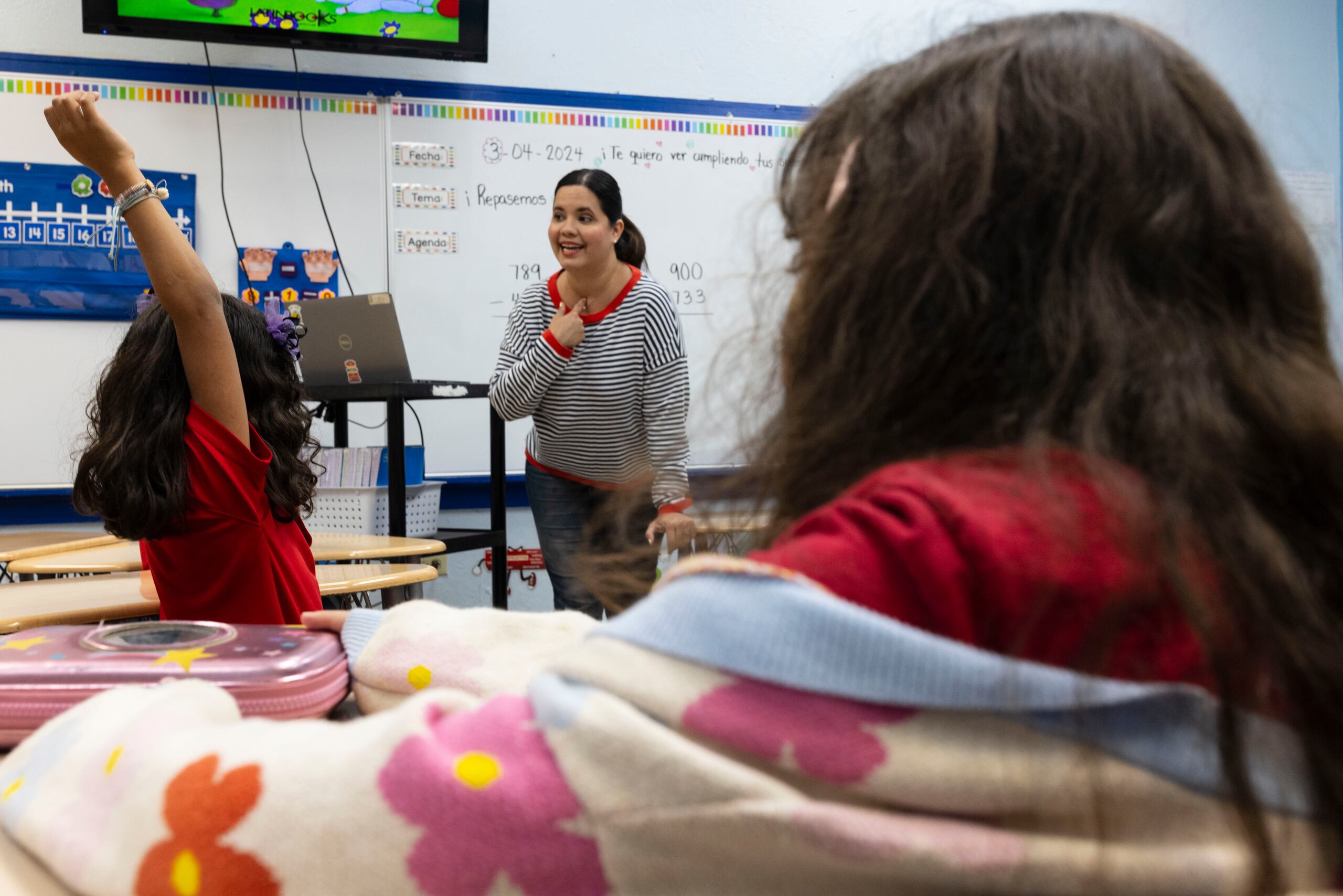 Fabiola Torres Negrón, maestra de matemáticas primer a tercer grado, durante una clase reciente.
Foto por: Xavier Araújo | GFR Media
xavier.araujo@gfrmedia.com