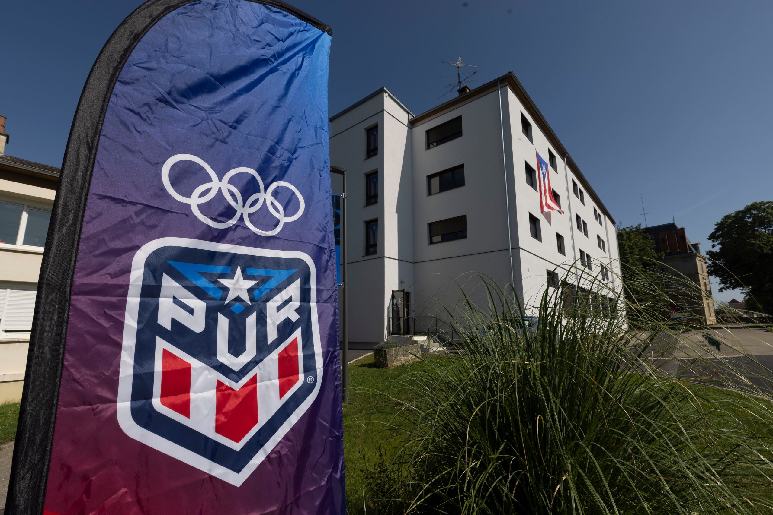 El logo del equipo de Puerto Rico aparece aquí como distintivo de la presencia de la delegación boricua en el centro Creps en Dijon, Francia, donde realizaron un campamento de preparación antes de mudarse a la Villa Olímpica en París.