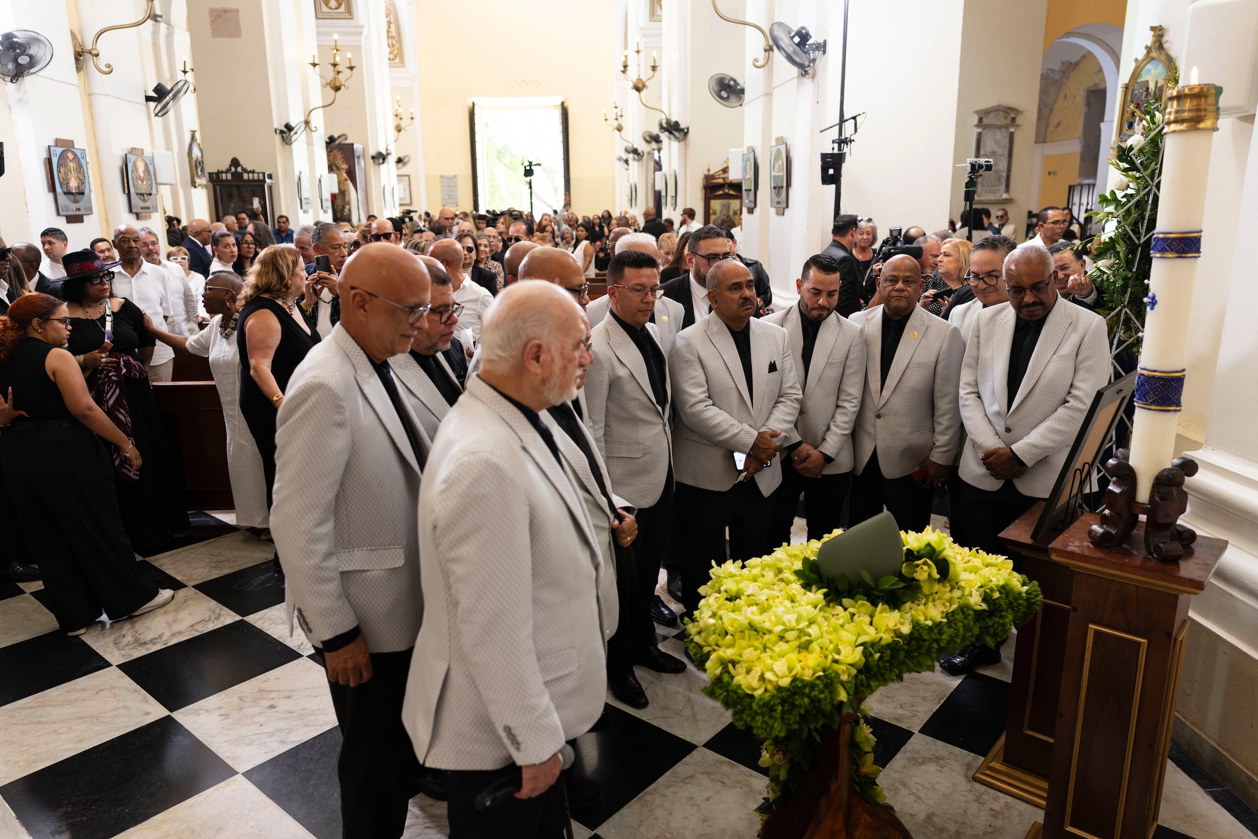 Integrantes de El Gran Combo de Puerto Rico le rindieron una guardia de honor a don Rafael Ithier durante la misa exequial que se llevó a cabo en la Catedral de San Juan.