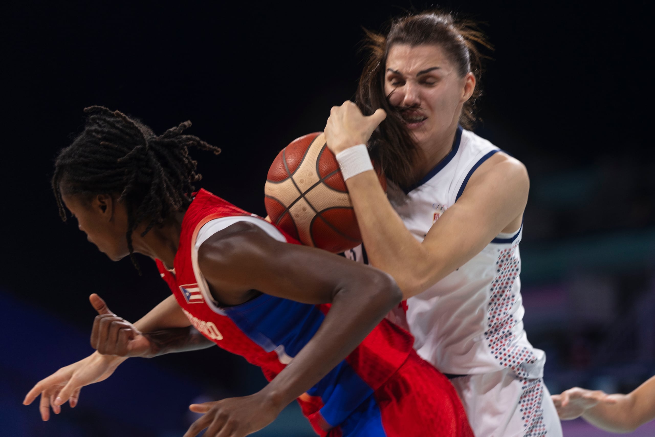 La clave del retorno de Puerto Rico fue el juego físico. Cuando parearon el juego del golpe que les presentaron las serbias, con la permisología que permitieron los árbitros, las Guerreras lograron acercarse a su rival y hasta pudieron haber sacado la victoria.