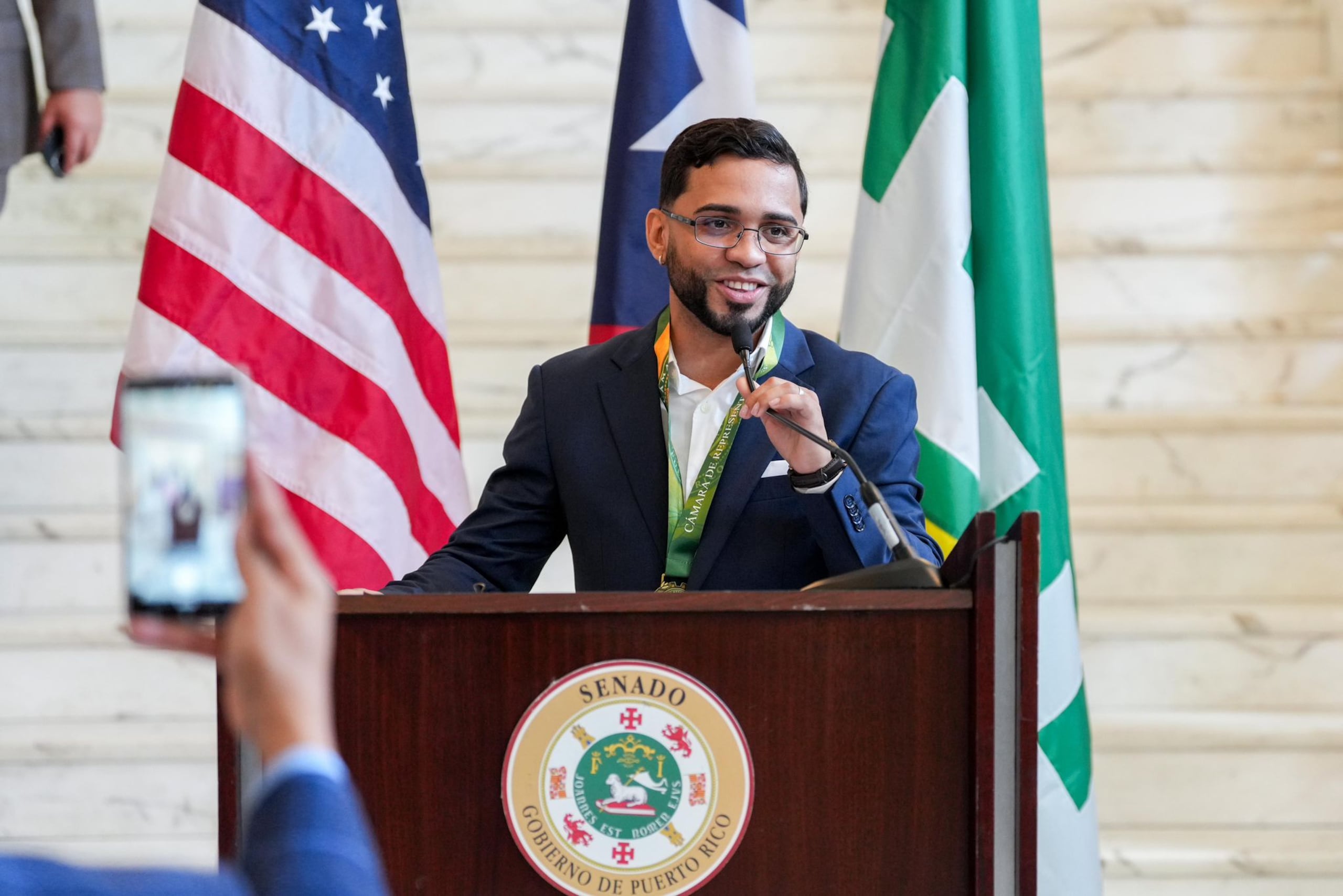 Oscar Collazo durante su reconocimiento por el Senado de Puerto Rico en el Salón Julio Tomás del Capitolio.
