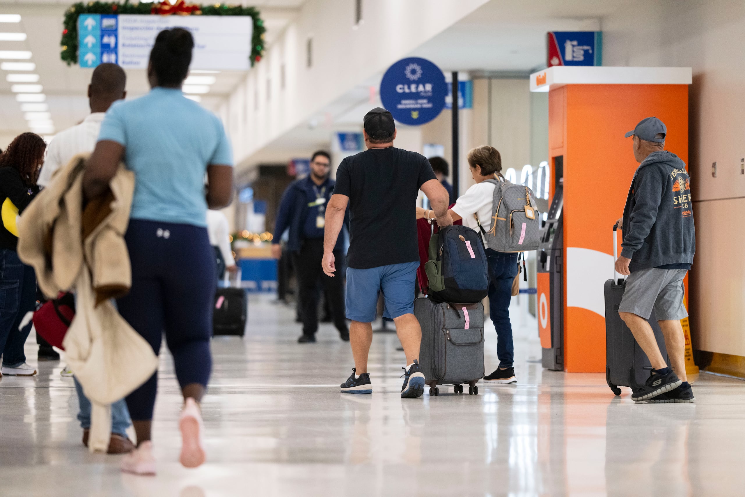 Nelman Nevárez, director de operaciones del SJU, explicó que están esperando unos 280,000 pasajeros para esta semana o más.