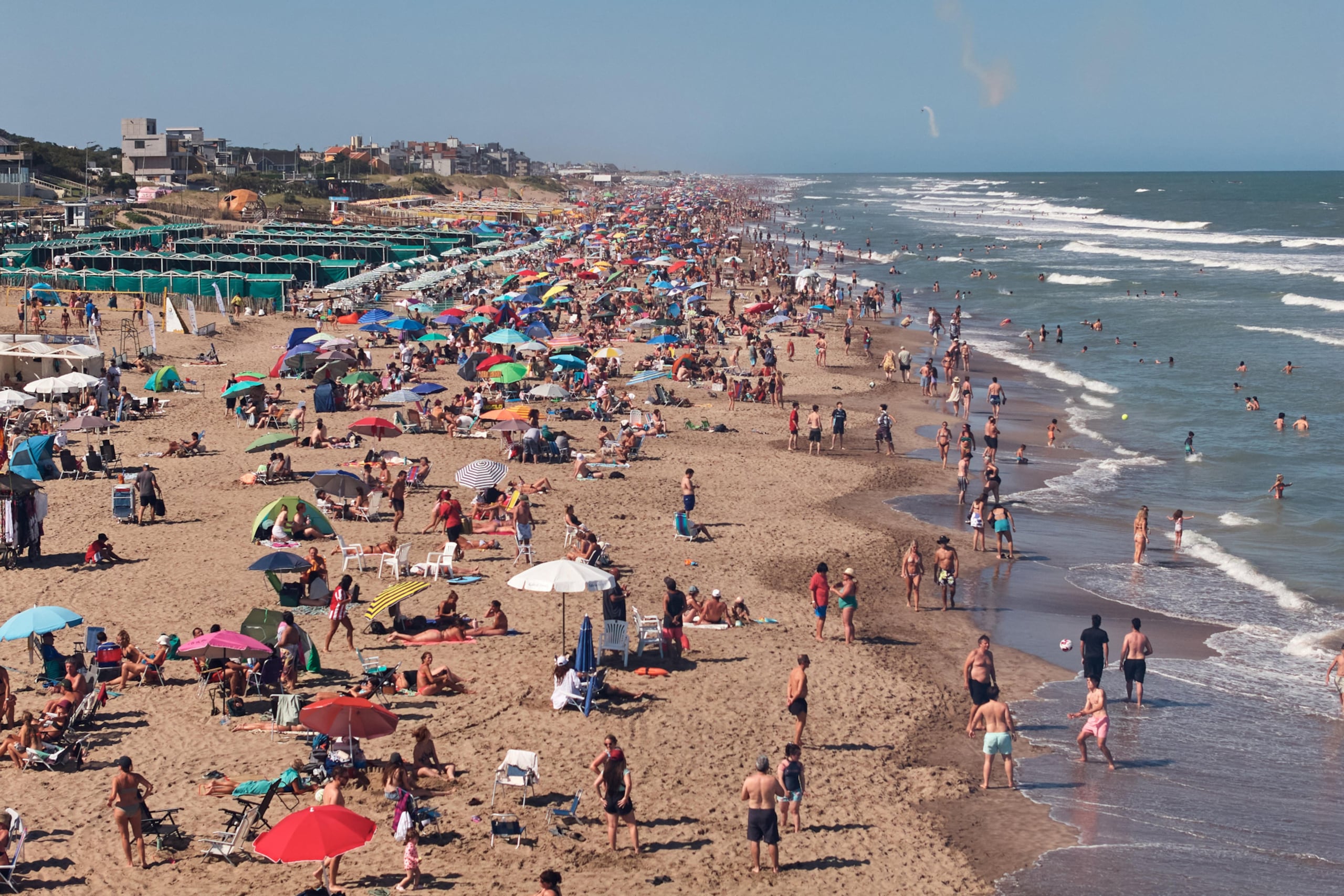 Tras varios dÃas con condiciones climáticas poco favorables, una jornada más calurosa y soleada permitió una marcada afluencia de público en las playas de Pinamar. Residentes y turistas aprovecharon el mejor clima para disfrutar del mar y la arena durante la temporada de verano.