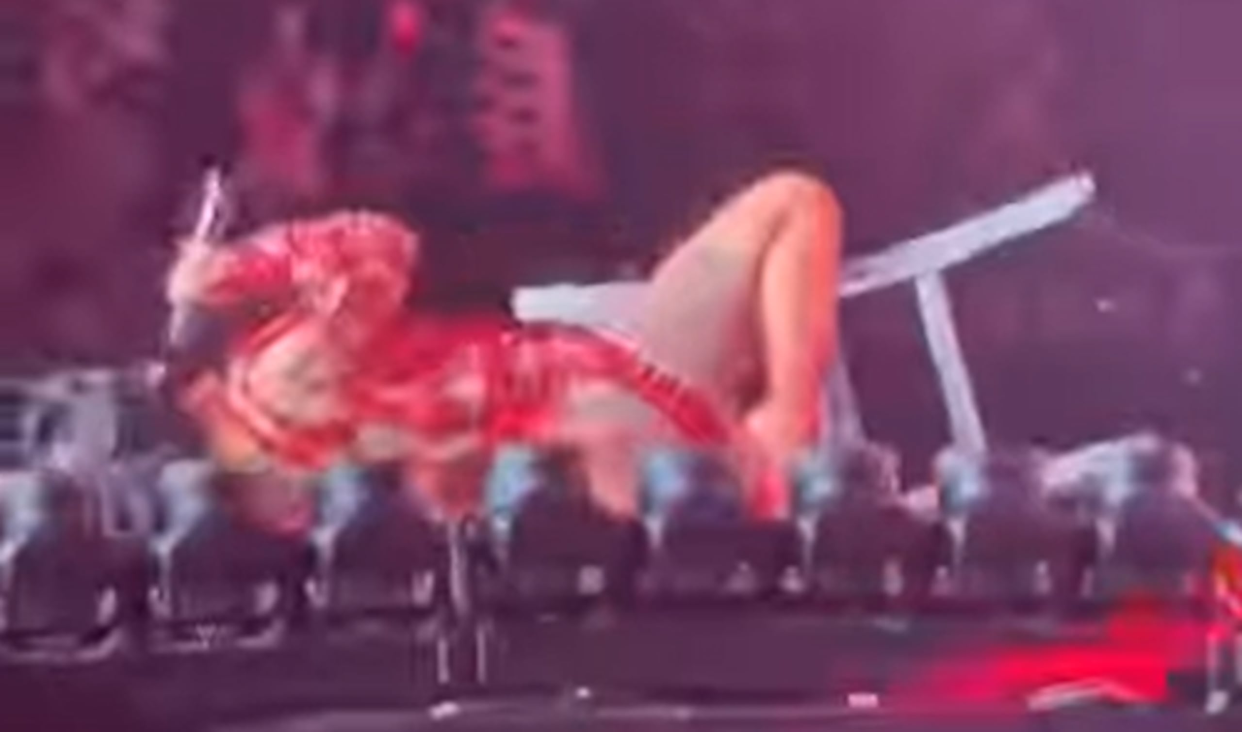 Cardi B sufre caída en concierto en Las Vegas