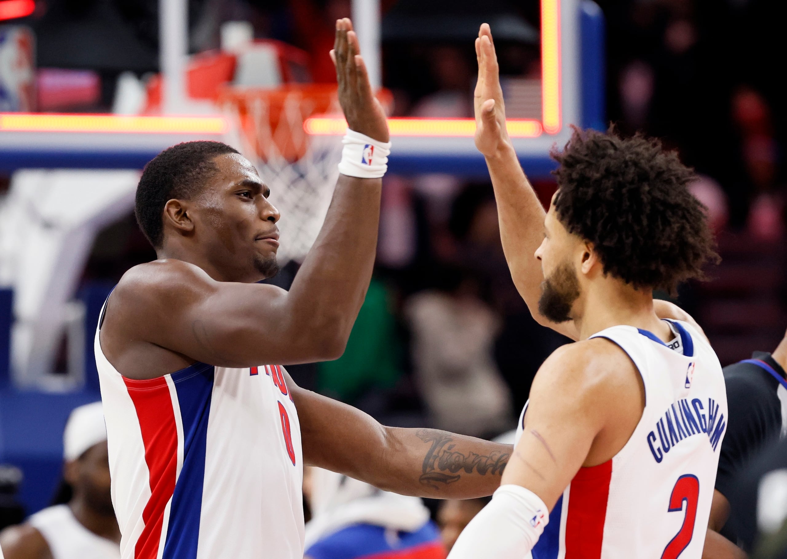 Jalen Duren celebra con Cade Cunningham tras una victoria de los Pistons sobre los Trail Blazers.