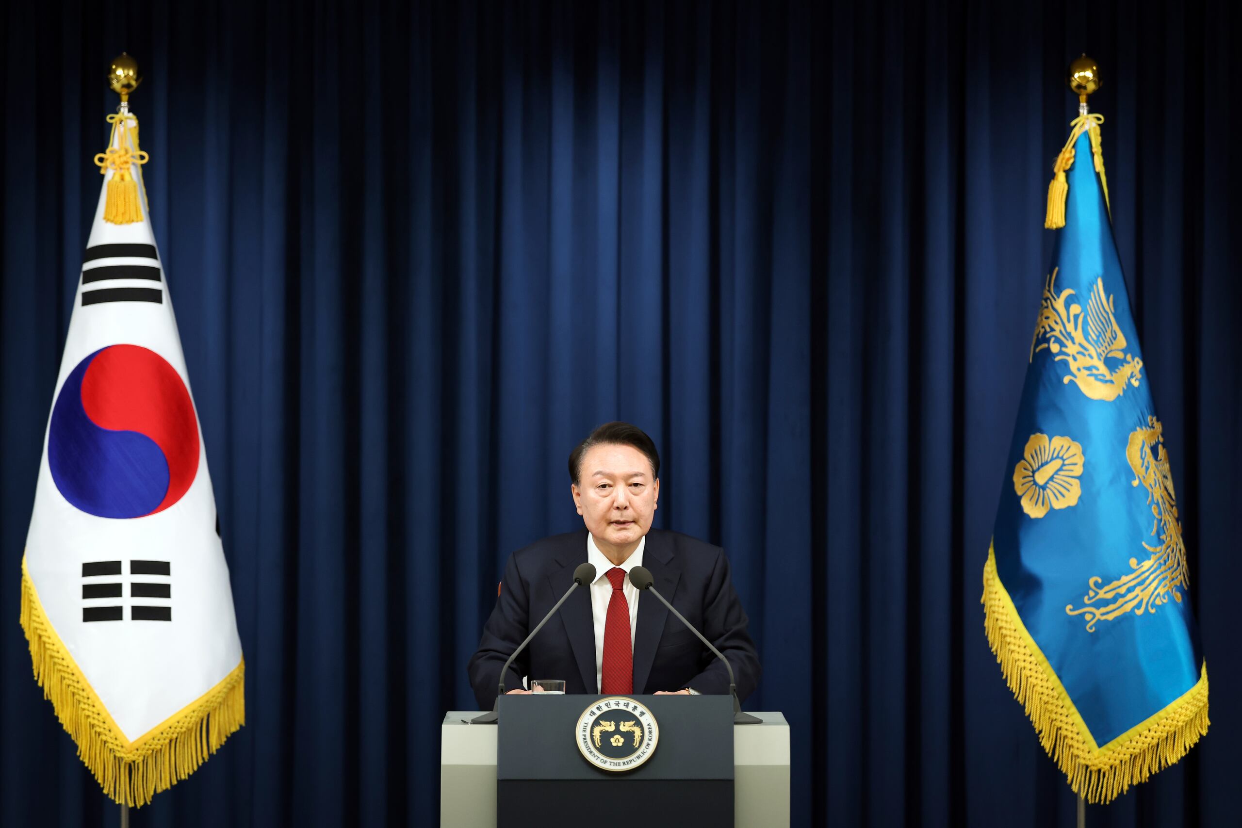 En esta imagen proporcionada por la oficina presidencial de Corea del Sur, el presidente surcoreano, Yoon Suk Yeol, habla durante una conferencia de prensa en Seúl, Corea del sur, el martes 3 de diciembre de 2024. (Ministerio de Unificación de Corea del Sur via AP).