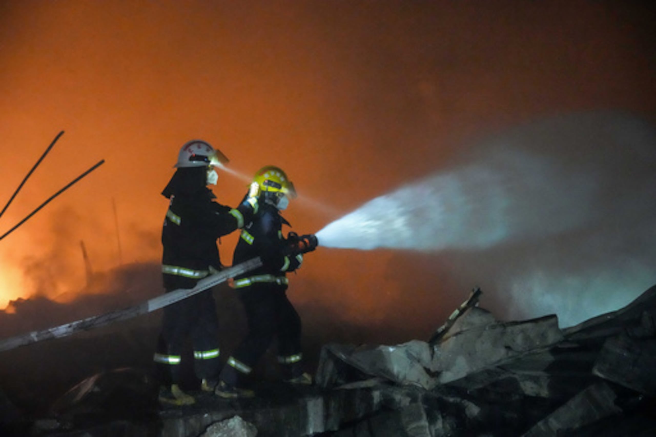 Las autoridades investigan el origen del incendio. De manera preliminar, creen que pudo haberse iniciado por fuegos artificiales utilizados por la familia durante las celebraciones del Día de la Independencia.