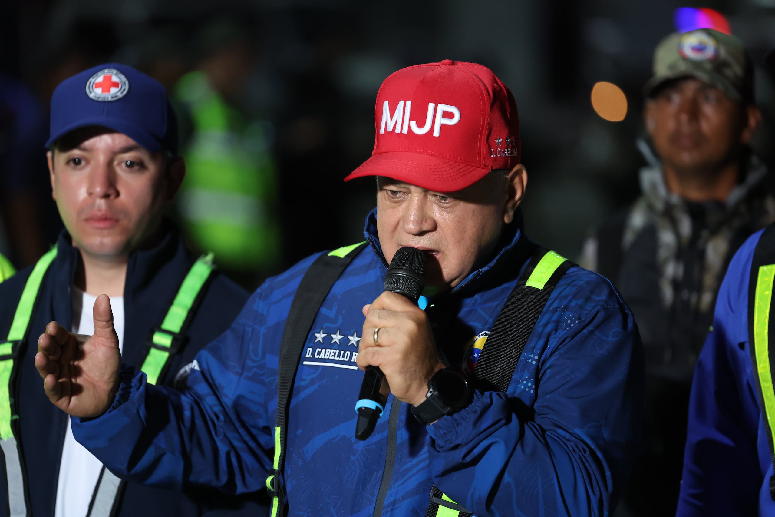 El titular de Interior y Justicia, Diosdado Cabello, habla durante la llegada de ciudadanos venezolanos tras ser deportados desde Estados Unidos, en el Aeropuerto Internacional Simón Bolívar, en Caracas (Venezuela). Imagen de archivo. EFE/ Miguel Gutiérrez