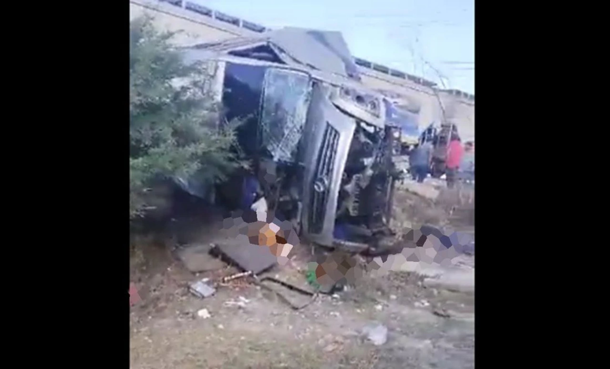 Usuarios de redes sociales compartieron distintas fotos y videos en los que se observa el camión destrozado con personas tiradas a los lados.