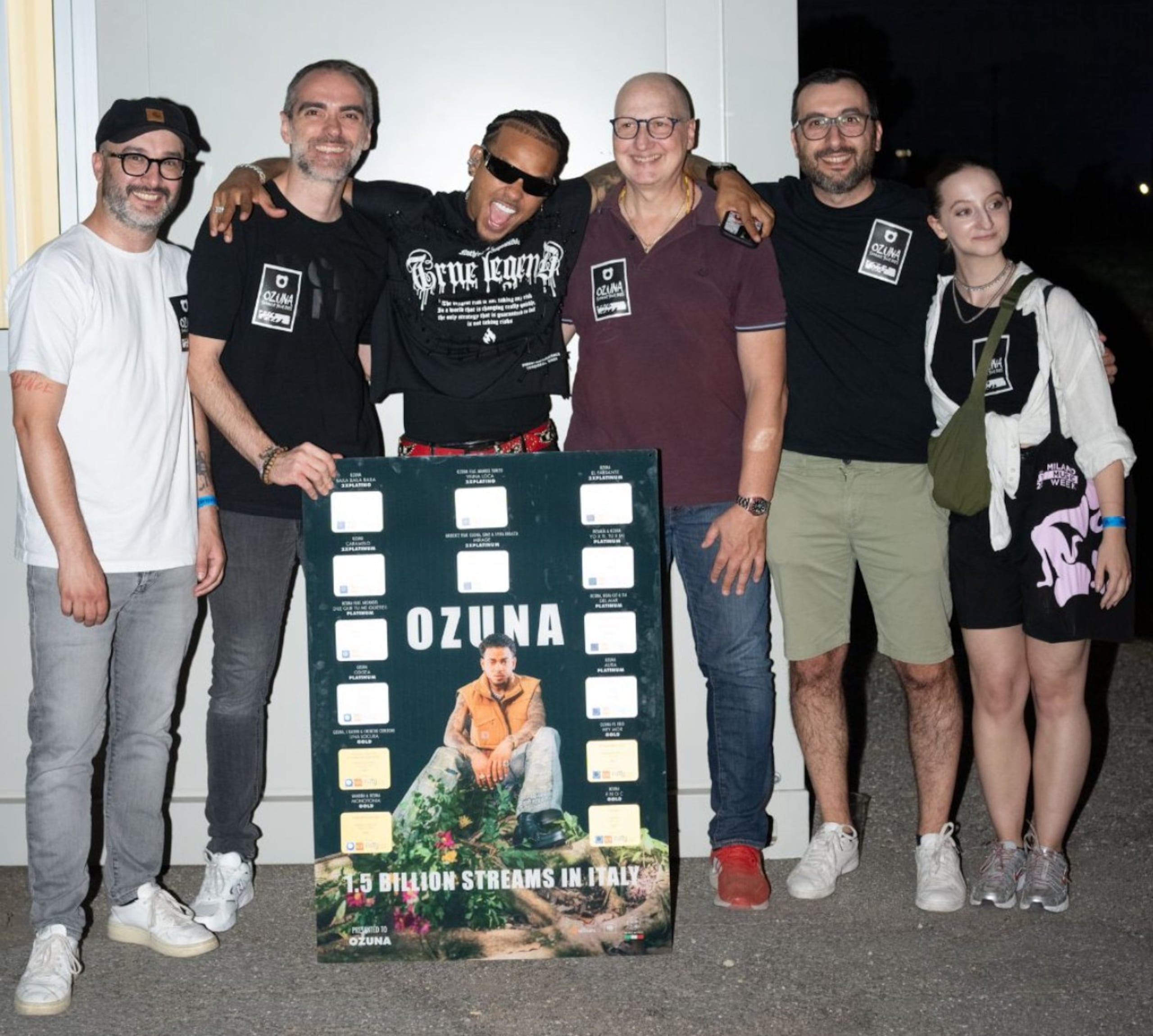 El reconocimiento fue entregado por representantes de su sello discográfico y plataformas digitales.