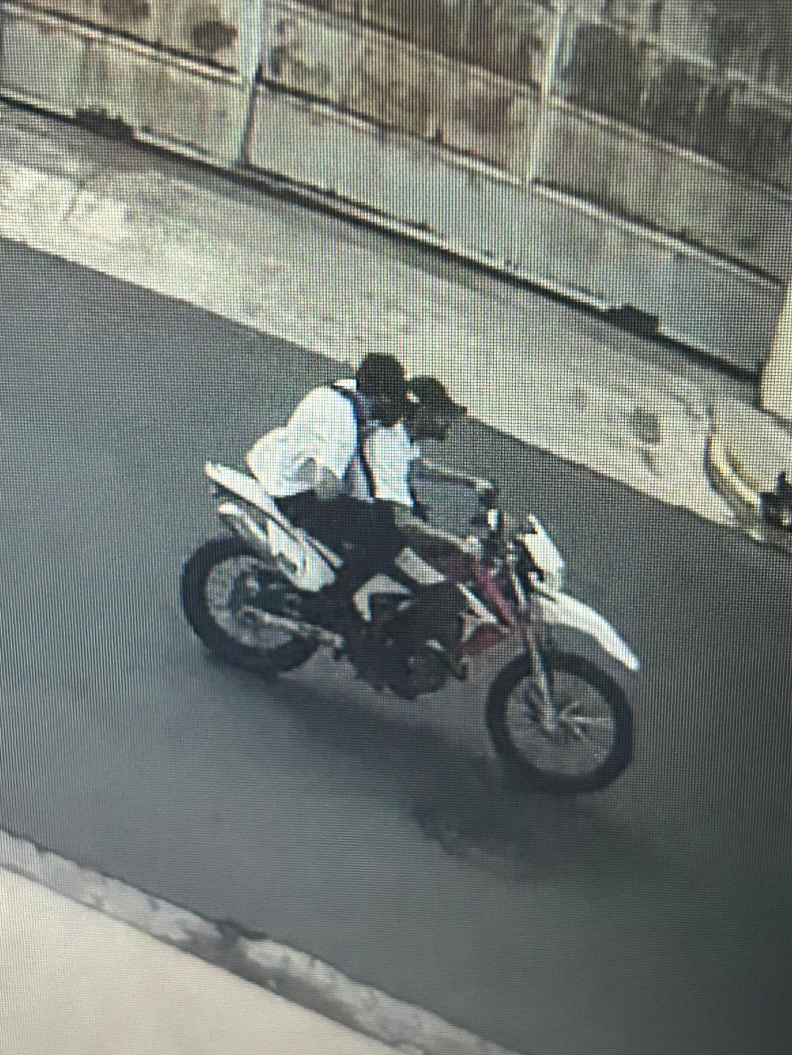 El Cuerpo de Investigaciones Criminales (CIC) de San Juan busca a los dos sospechosos del crimen de un capitán de embarcaciones y pescador, en la calle Doncella del sector Punta Las Marías, en Santurce.