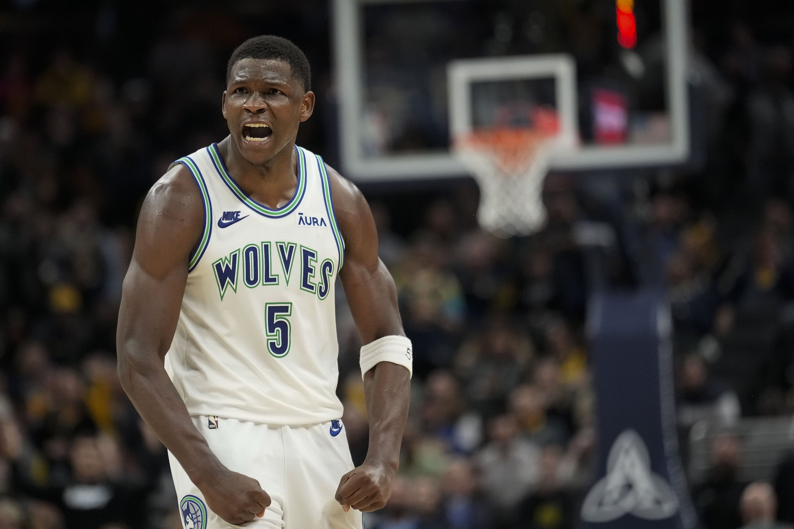 Anthony Edwards, base de los Timberwolves de Minnesota, festeja tras anotar ante los Pacers de Indiana en el encuentro del jueves 7 de marzo de 2024