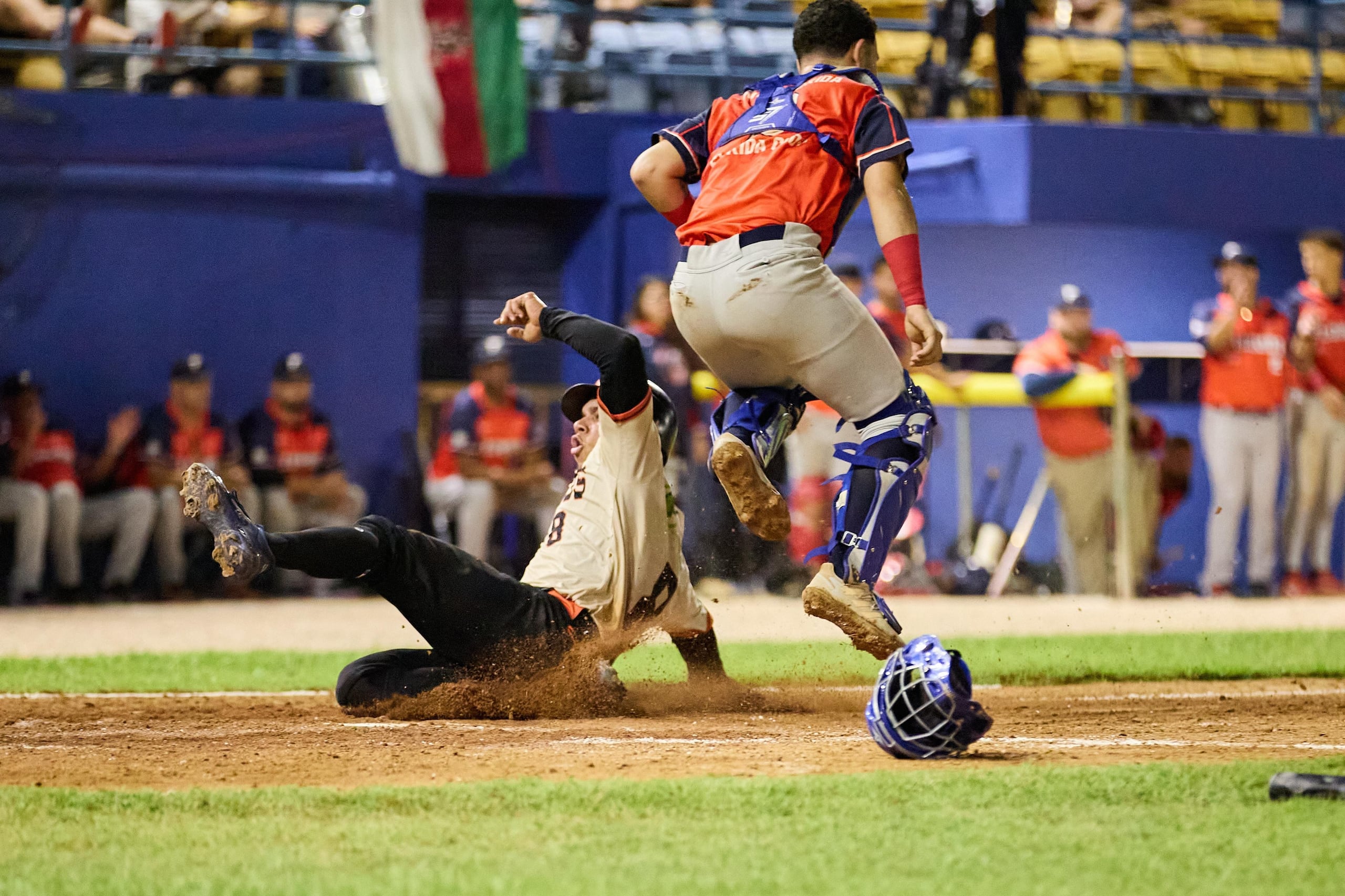 Jan Hernández se desliza a salvo con una carrera.