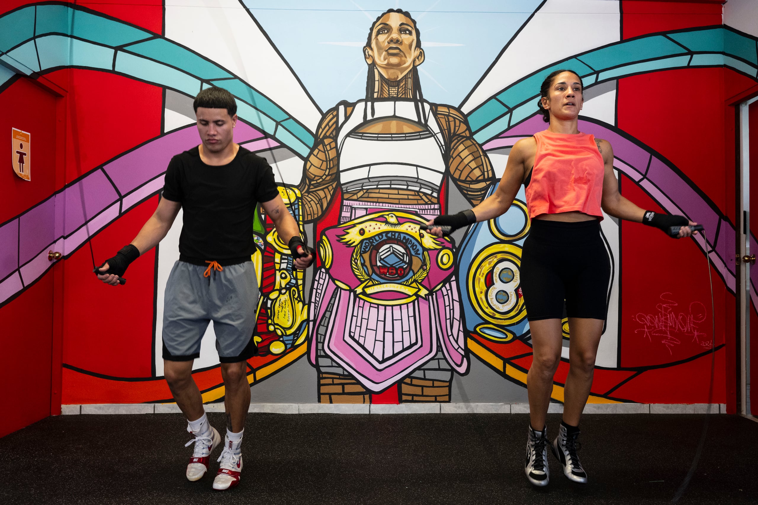 Amanda Serrano entrenando junto a Jan Paul Rivera.