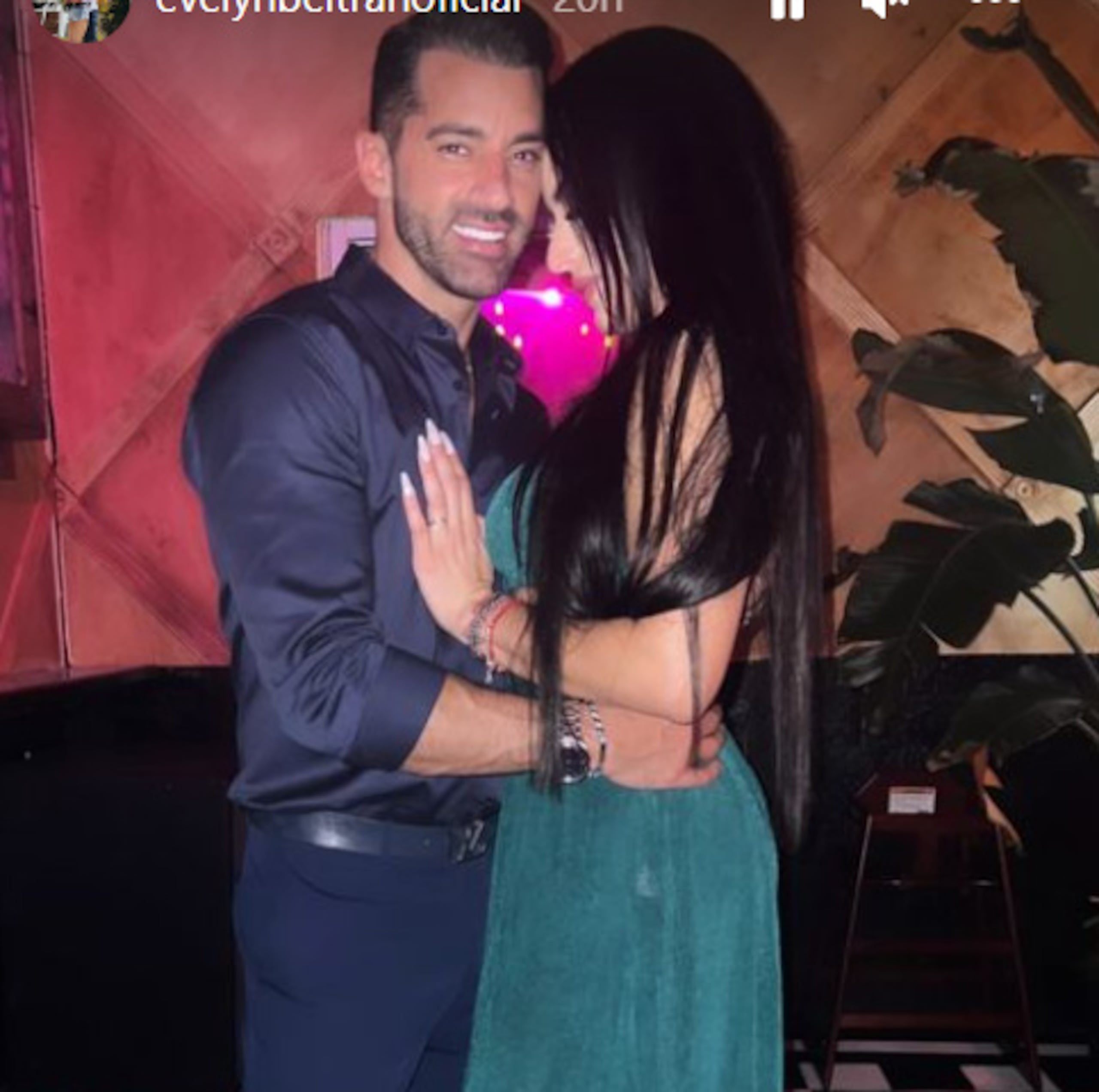 Toni Costa junto a su novia Evelyn Beltrán en la celebración de su cumpleaños. (Instagram)