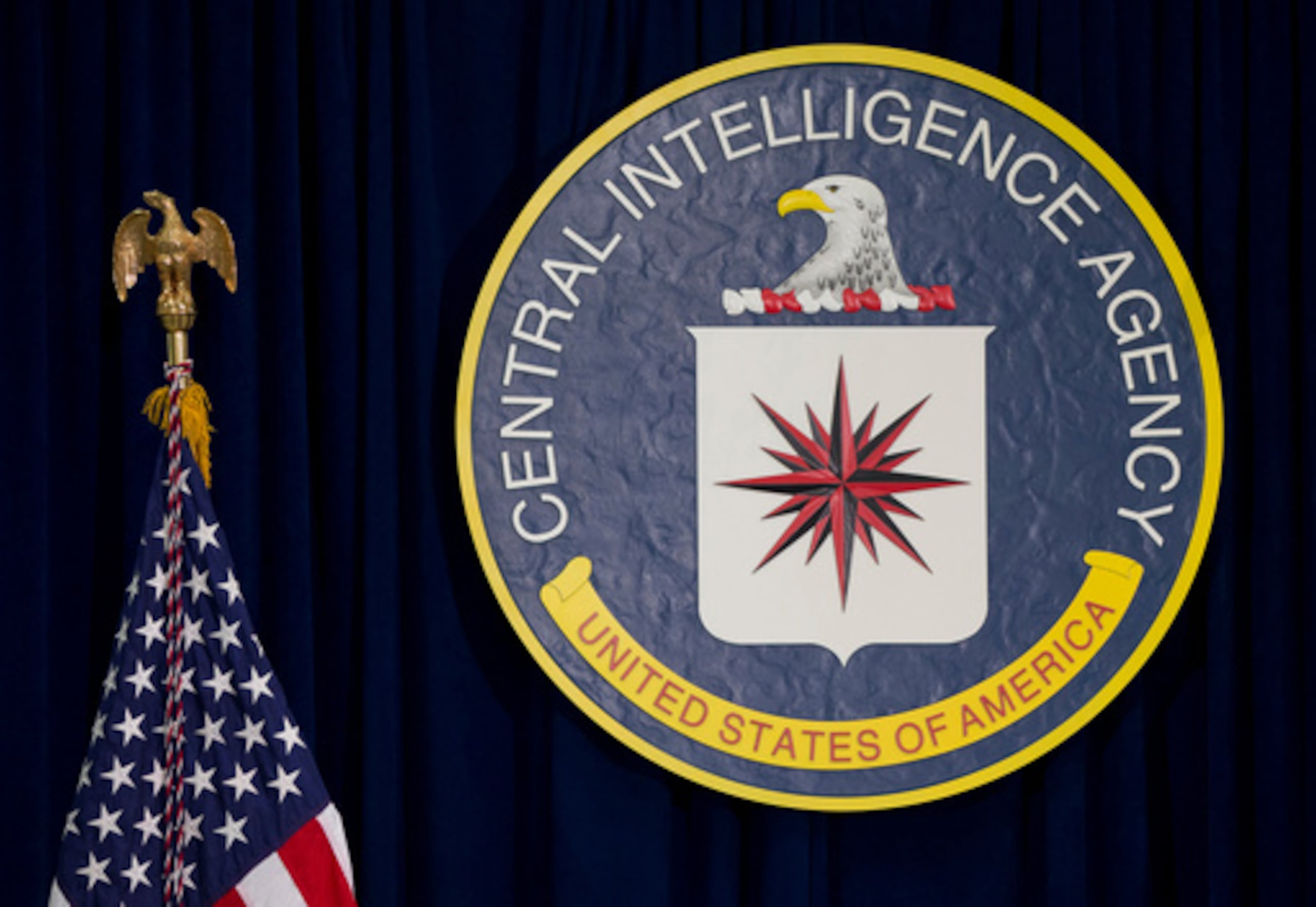 ARCHIVO - El sello de la Agencia Central de Inteligencia en la sede de la CIA en Langley, Virginia, el 13 de abril de 2016. (AP Photo/Carolyn Kaster, Archivo)