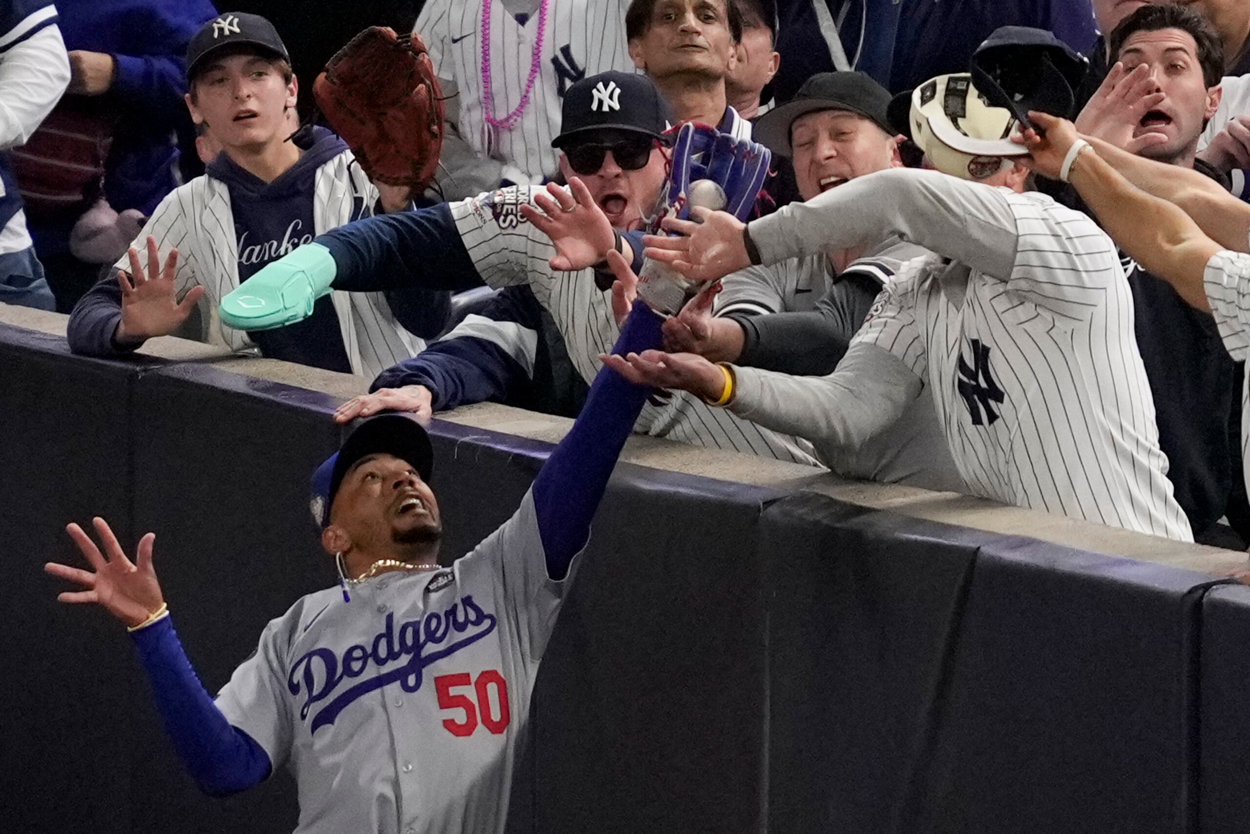 Austin Capobianco y su amigo John Peter fueron expulsados del estadio por interferir cuando Mookie Betts saltó junto al muro en territorio de foul.