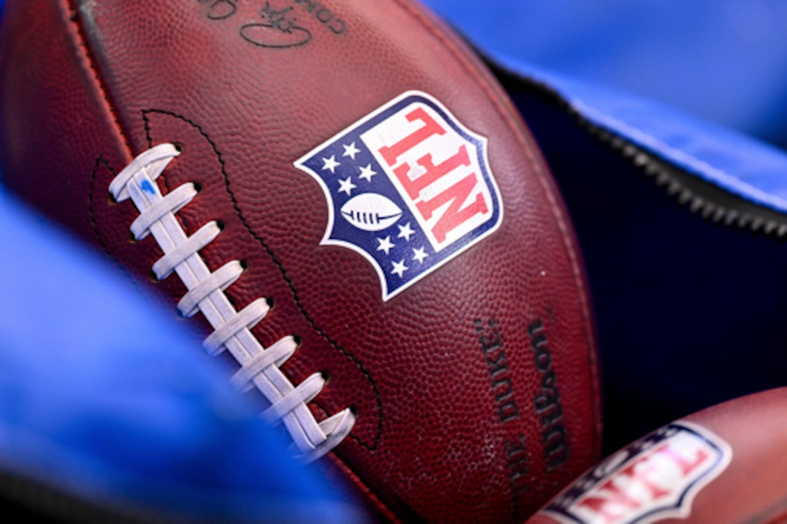 ARCHIVO - Detalle del escudo de la NFL en un balón antes de un partido de fútbol americano de la NFL entre los Houston Texans y los Indianapolis Colts el 4 de enero de 2026, en Houston. (AP Photo/Maria Lysaker, Archivo)
