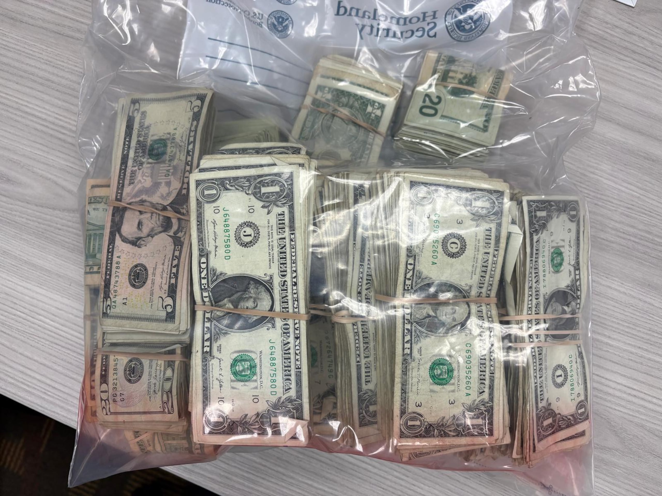 Imagen de un paquete con dinero en efectivo. (Archivo)