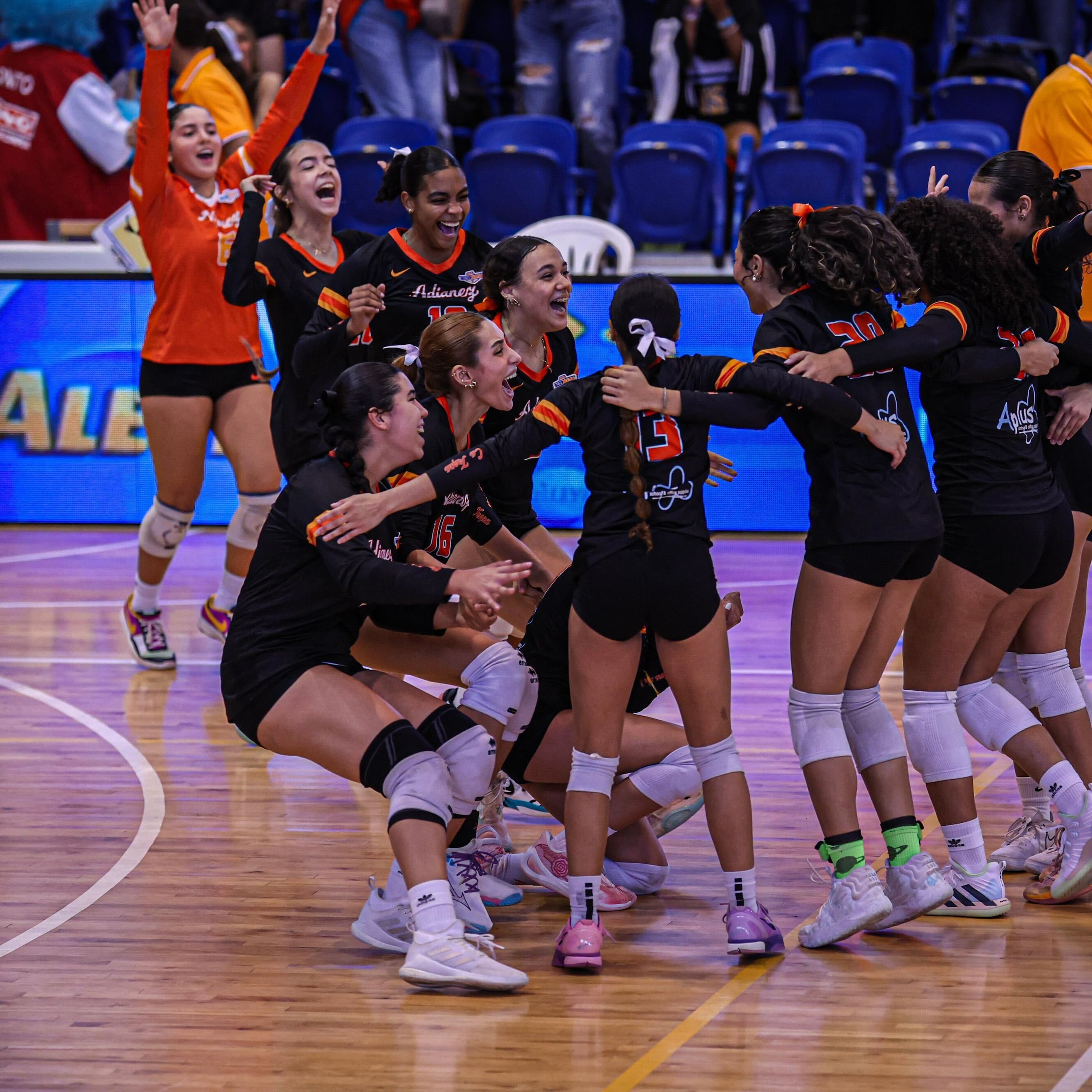 La Tropa Naranja del Colegio Adianez festeja, luego de asegurar su espacio en la final de la Copa Buzzer Beater en la categoría senior femenino.