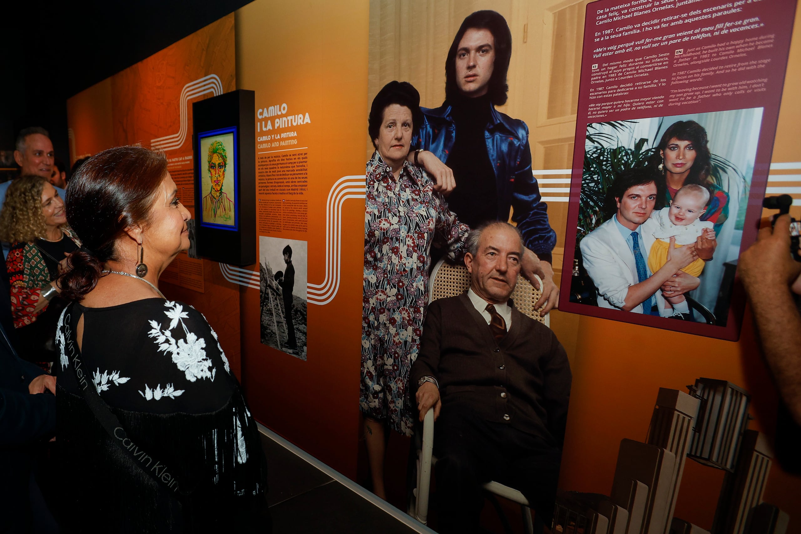 La madre del hijo de Camilo Sesto, Lourdes Arnelas, recorre el Museo Camilo Sesto de Alcoy (Alicante), que hace un repaso por la vida personal y profesional del artista a través de 2.000 piezas, que se ha inaugurado este jueves y presentado ante los periodistas y un grupo de fans del cantante. (EFE/Morell)