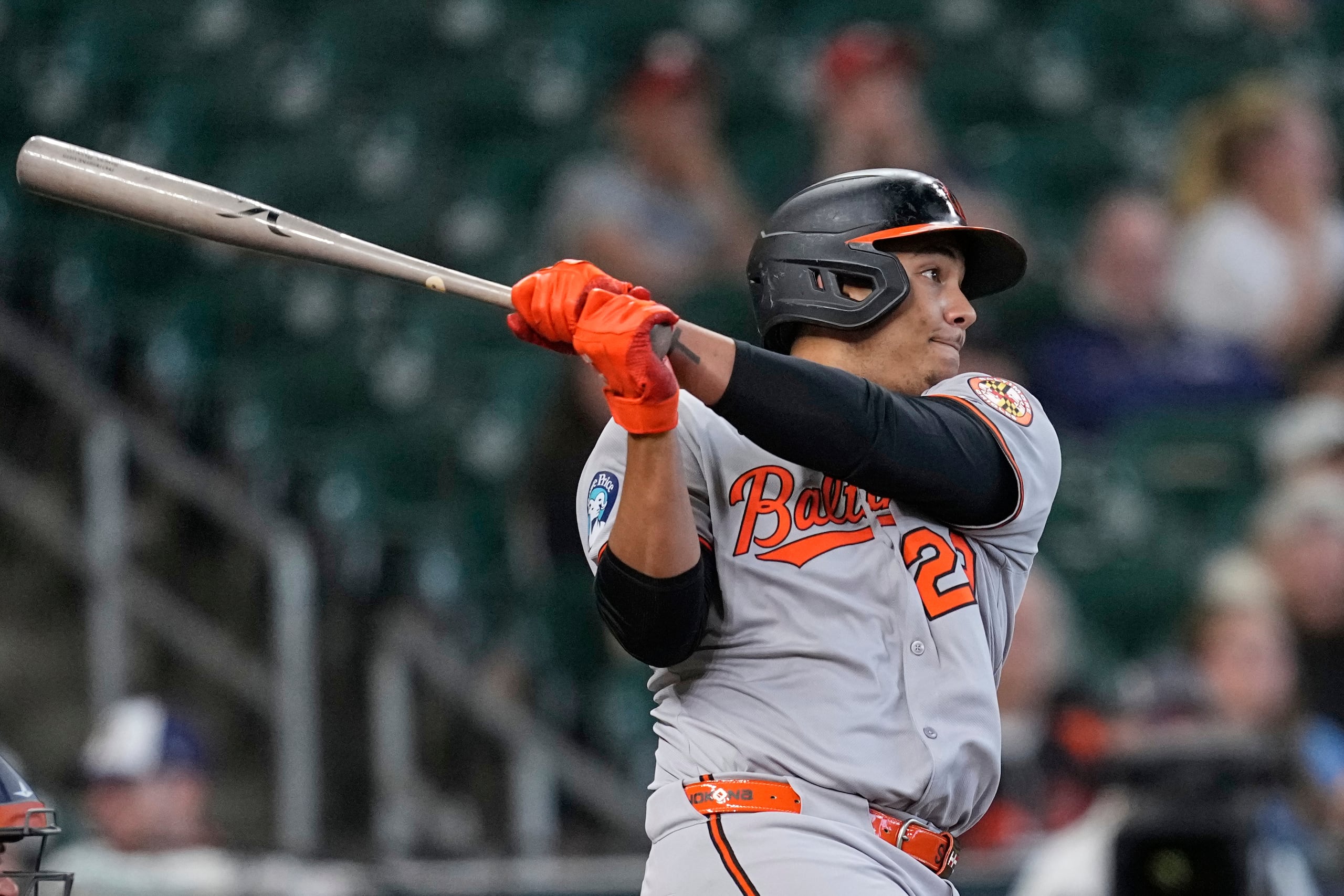 Samuel Basallo, de los Orioles de Baltimore, batea un sencillo de dos carreras en la octava entrada ante los Astros de Houston.