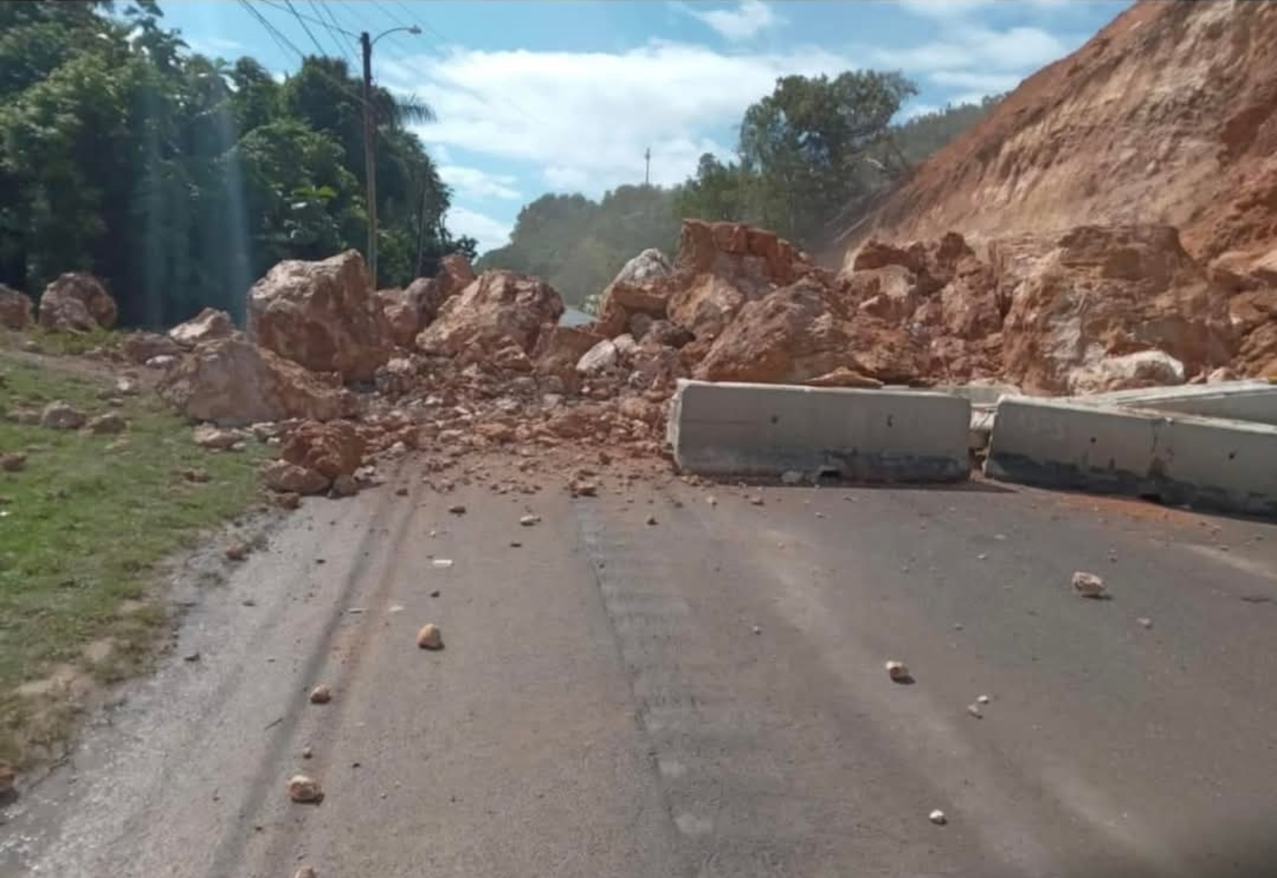 El derrumbe ocurrió en la PR-129.