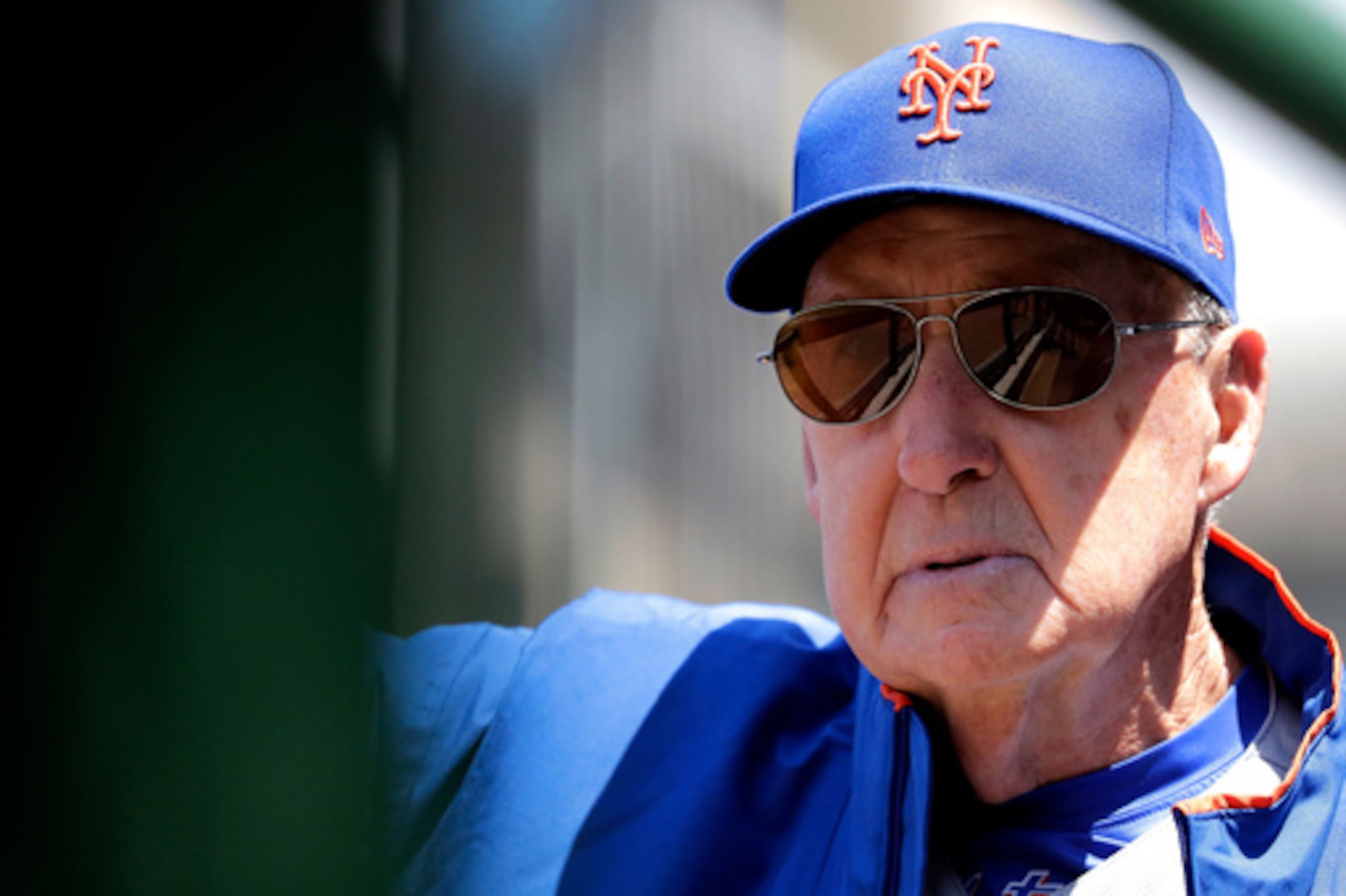 ARCHIVO - Phil Regan, entrenador de lanzadores de los Mets de Nueva York, observa el campo antes del partido de béisbol de las Grandes Ligas contra los Cachorros de Chicago, el 22 de junio de 2019, en Chicago. (Foto AP/Nam Y. Huh, Archivo)