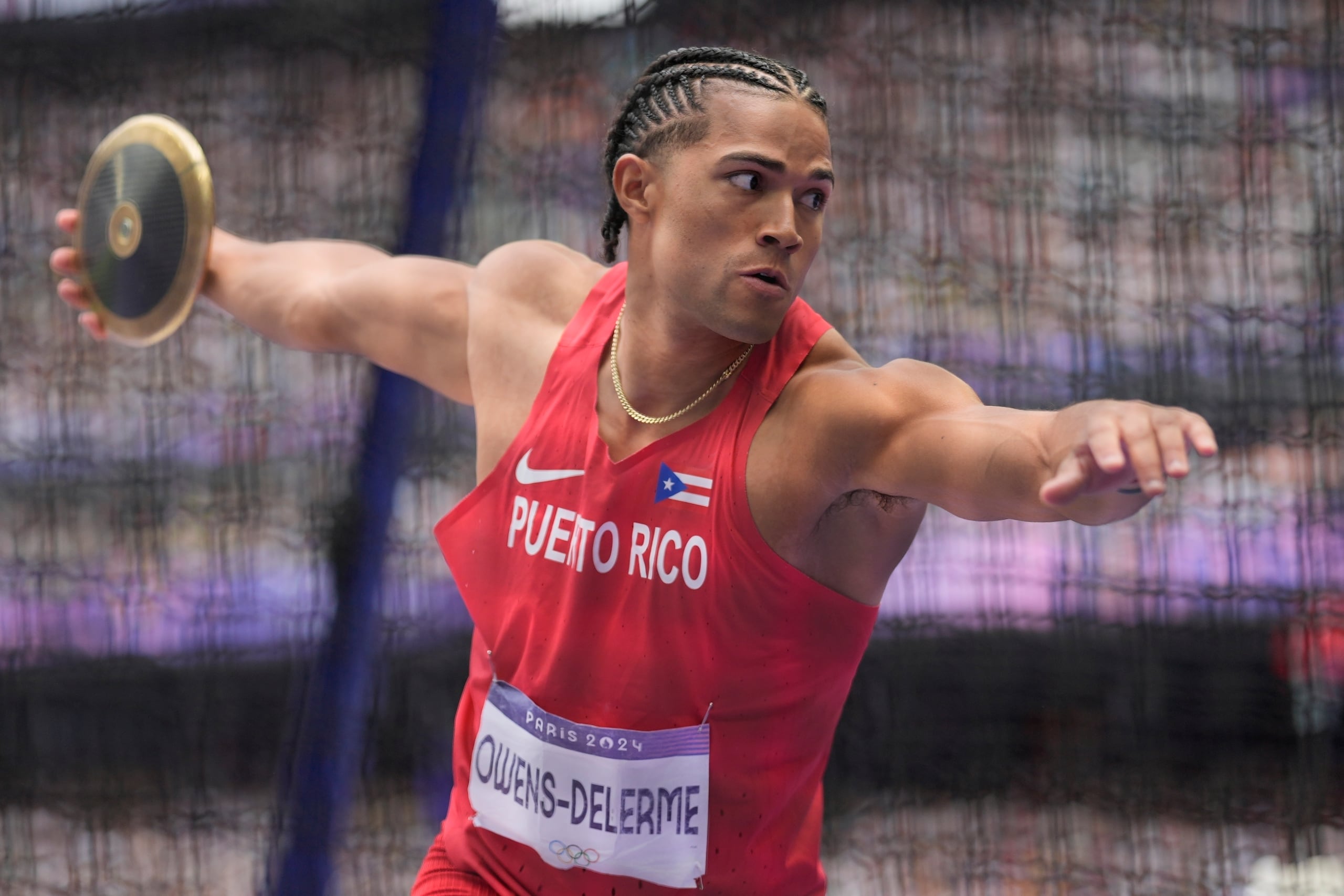 El puertorriqueño Ayden Owens-Delerme compitiendo en el evento de lanzamiento de disco del decatlón en los Juegos Olímpicos París 2024.