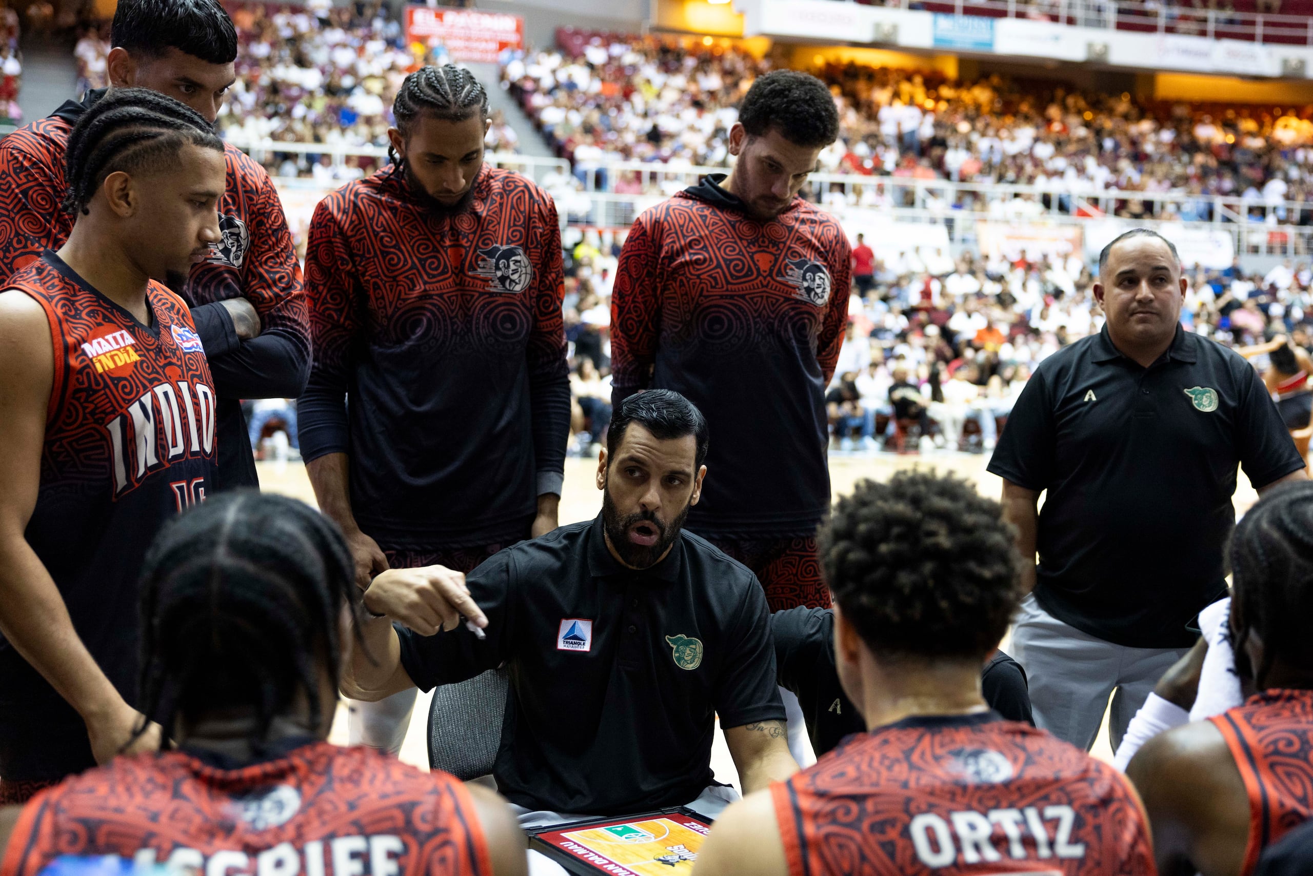 El dirigente Christian Dalmau imparte instrucciones a los jugadores de los Indios de Mayagüez durante el partido de desempate contra los Leones de Ponce.