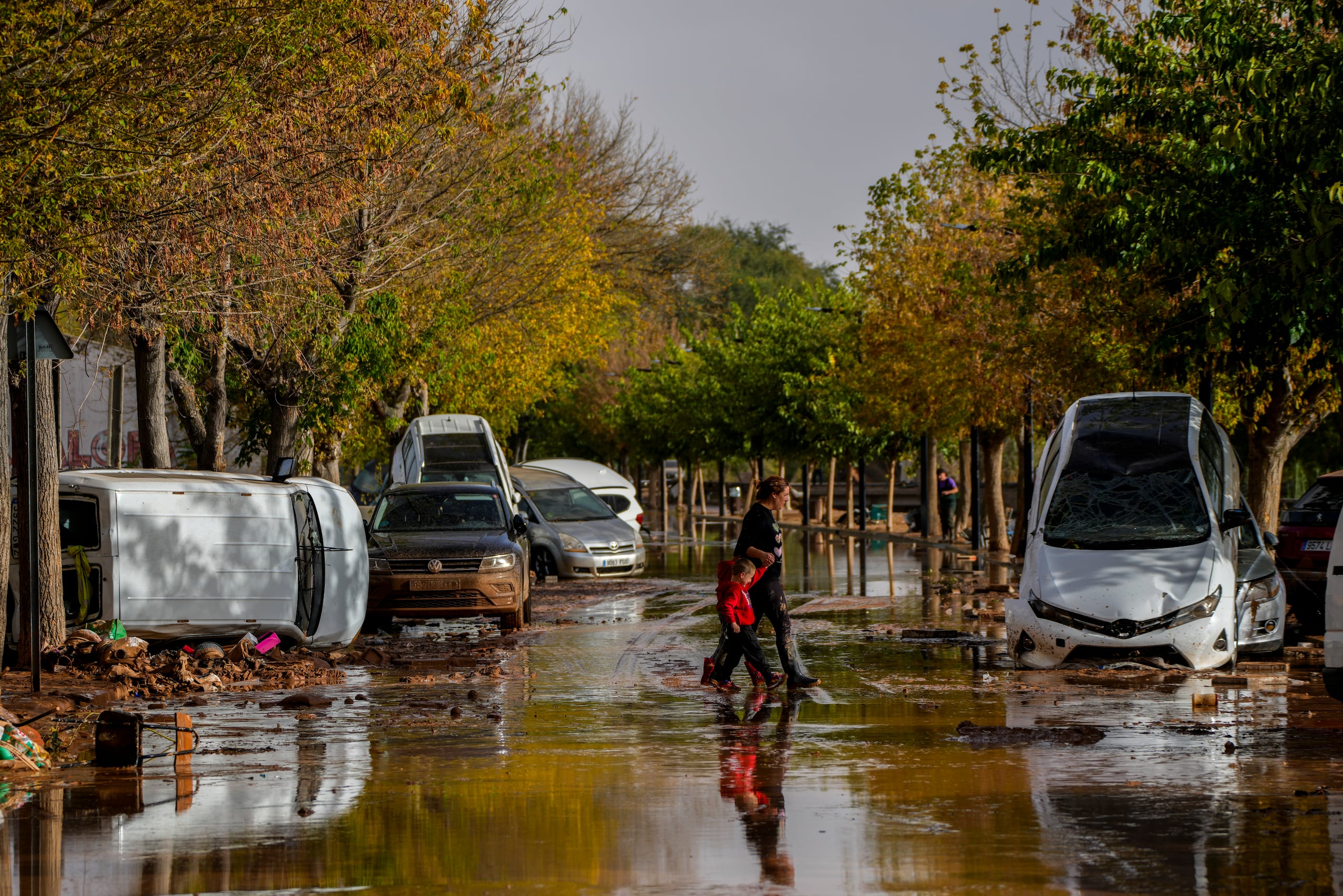 Personas cruzan la calle después de la inundaciones en Utiel, España. el miércoles 30 de octubre del 2024.