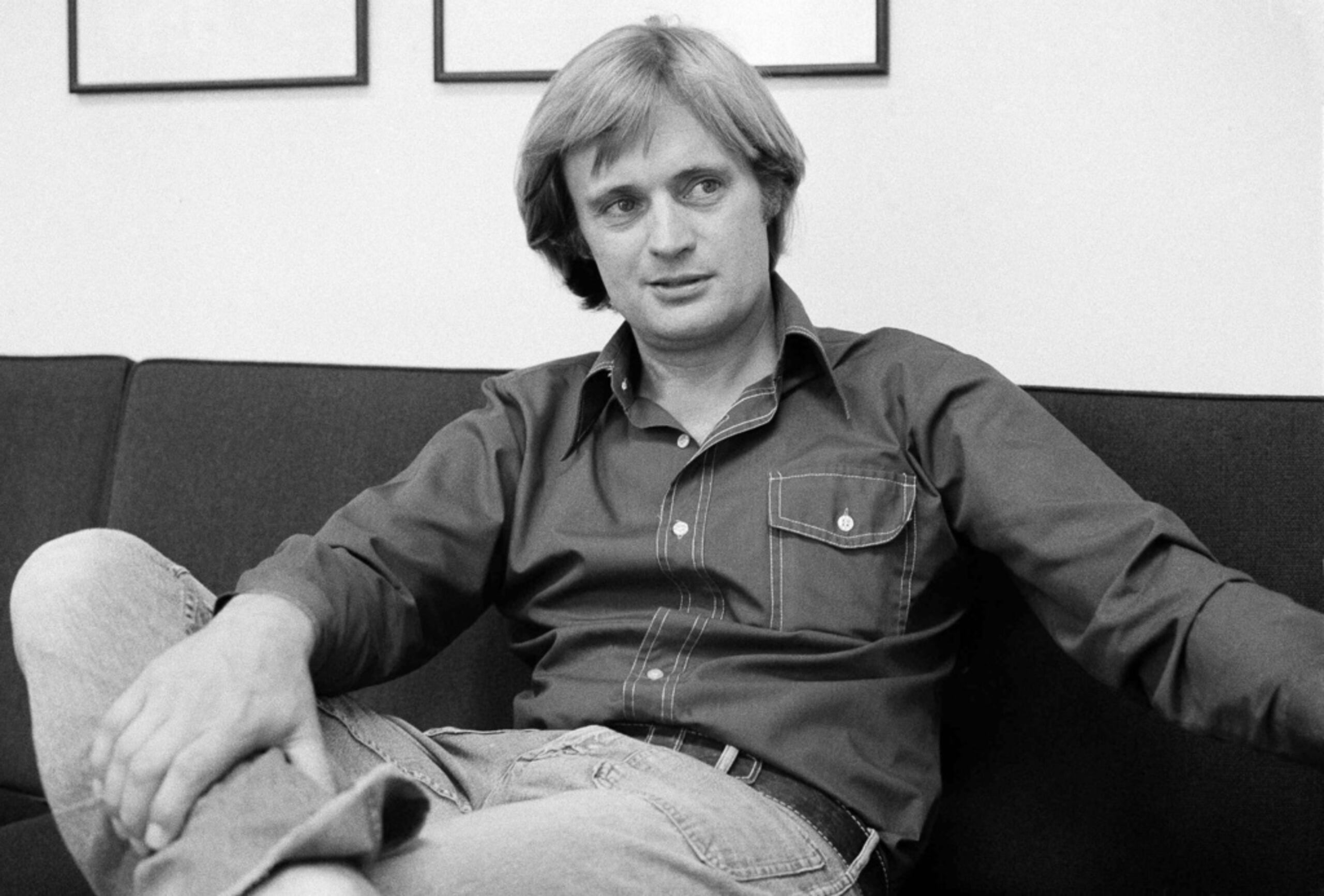 David McCallum, estrella de la serie de televisión NBC "The Invisible Man", durante una entrevista con Jay Sharbutt en los estudios de NBC en Nueva York, el 28 de agosto de 1975.