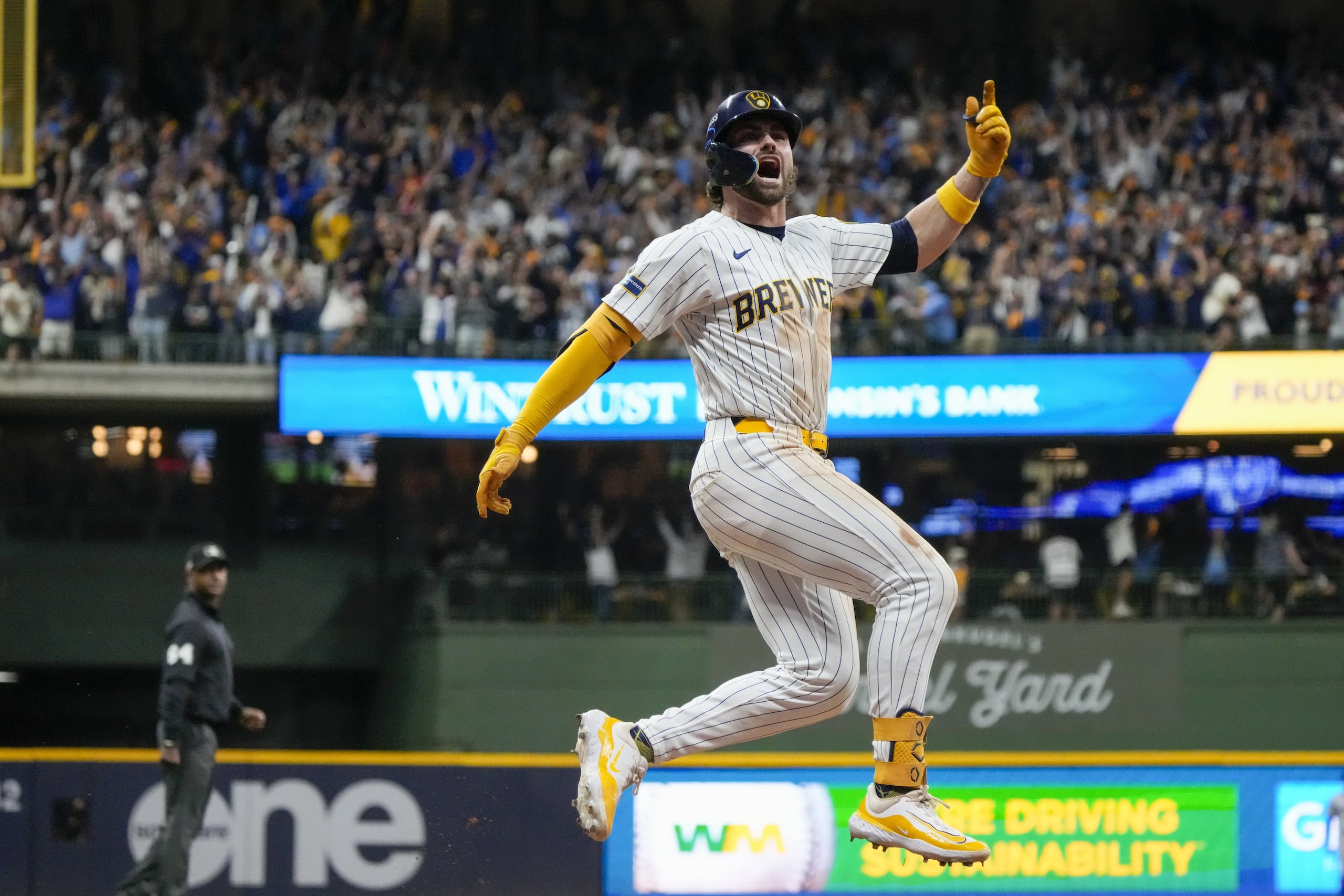 Garrett Mitchell celebra su cuadrangular de dos carreras contra los Mets.