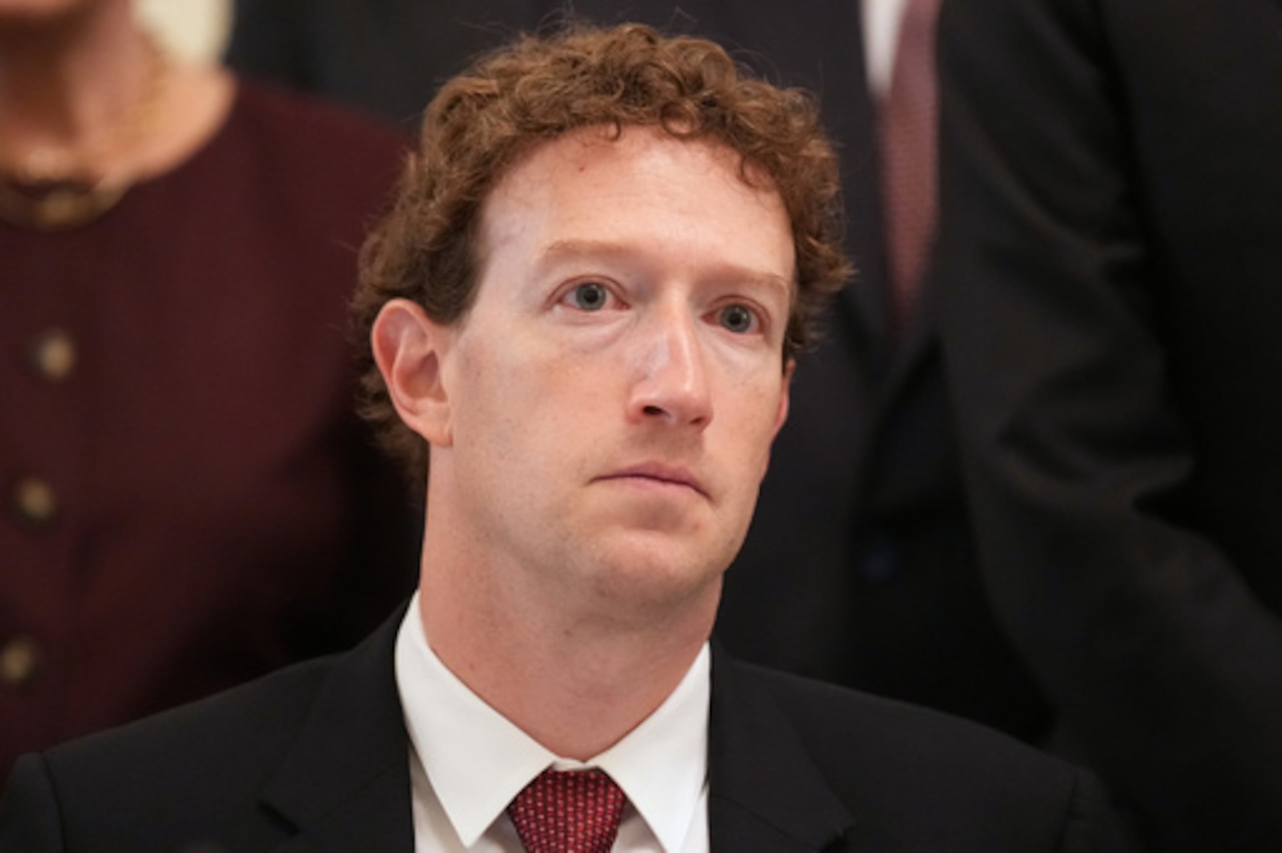 El director ejecutivo de Meta, Mark Zuckerberg, escucha al presidente Donald Trump mientras este habla en el Salón Este de la Casa Blanca, en Washington, el martes 29 de septiembre de 2026, durante una reunión con altos directivos de empresas de inteligencia artificial. (Foto AP/Jacquelyn Martin)