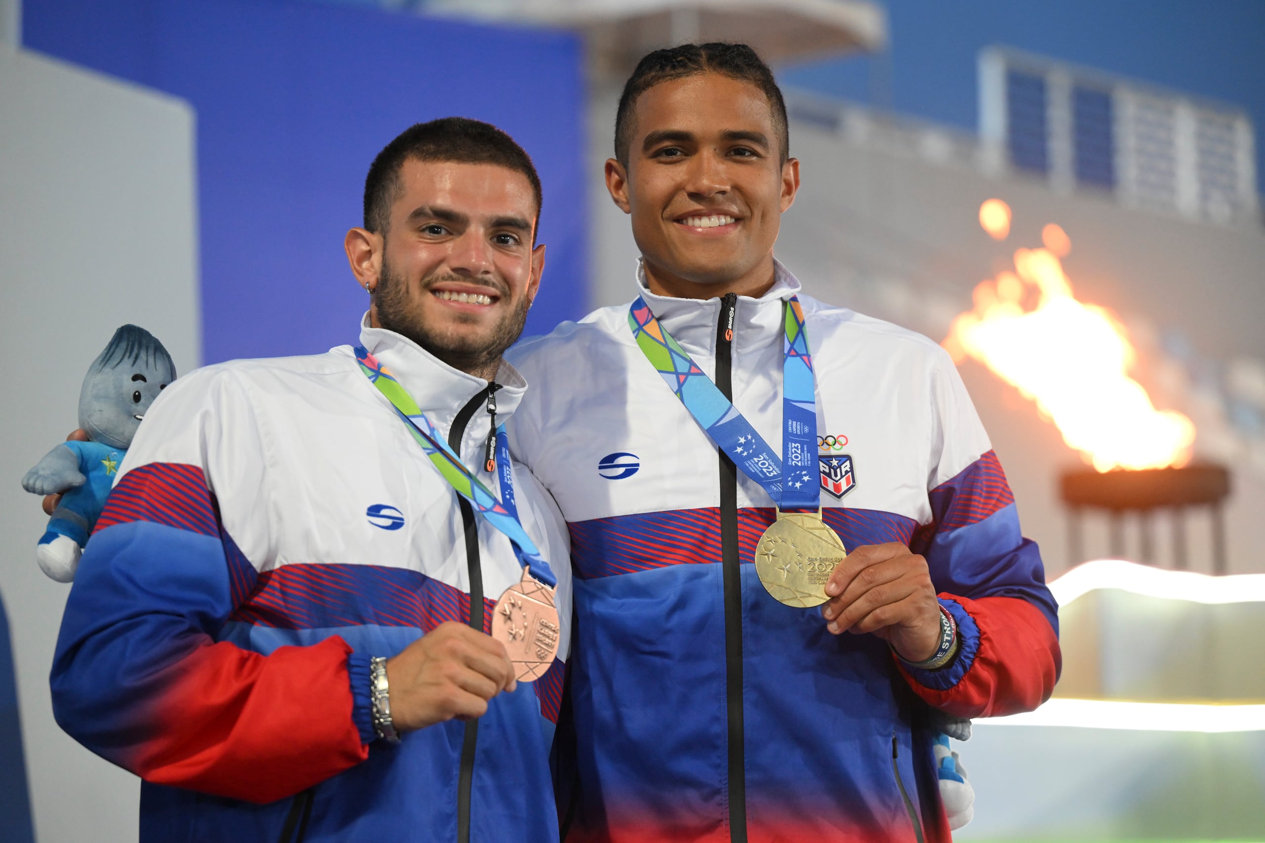 Ayden Owens (derecha) ganó el oro en el décalo y estableció récord para la disciplina, mientras que Yariel Soto vino de atrás para agenciarse el bronce.