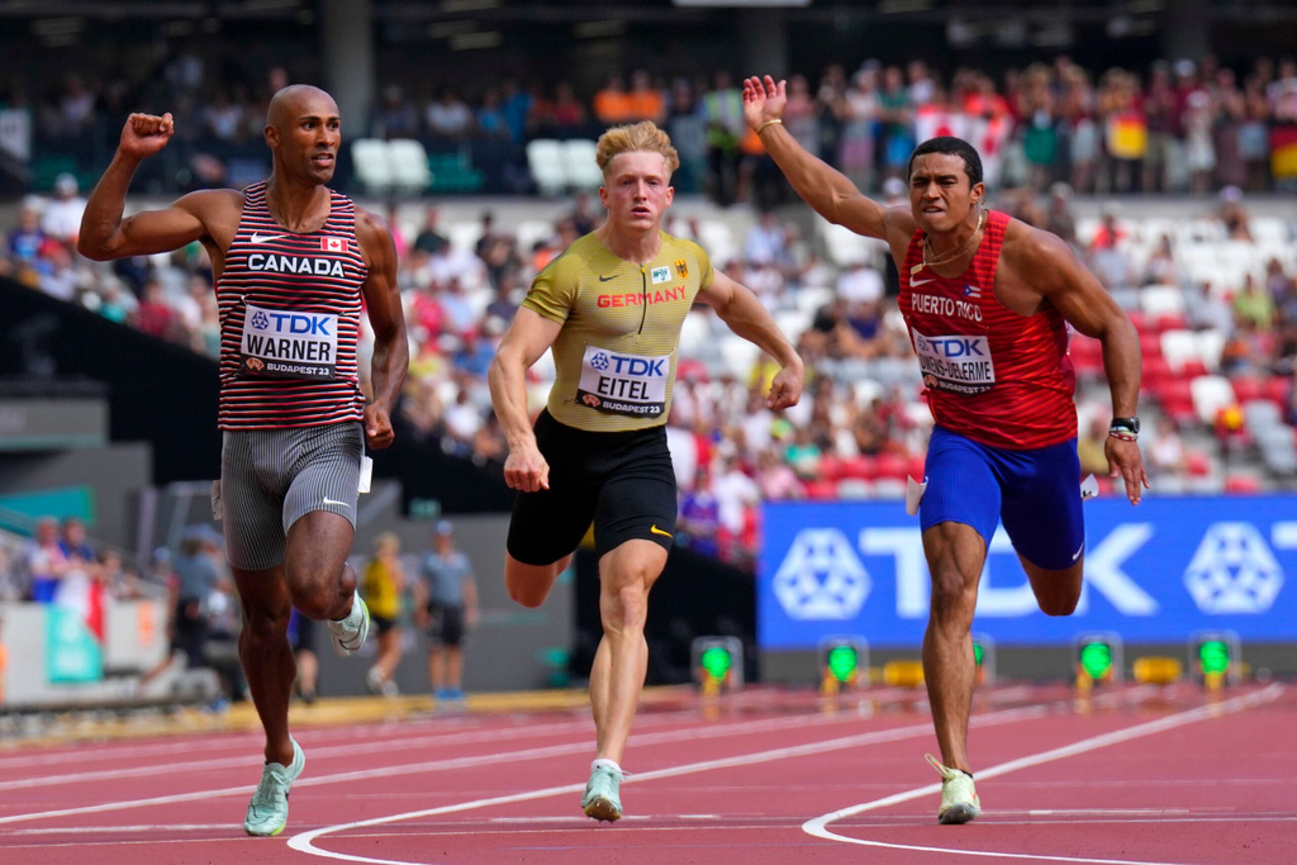 Ayden Owens-Delerme (drecha) inició bien su participación en Budapest, pero no lo pudo sostener.
