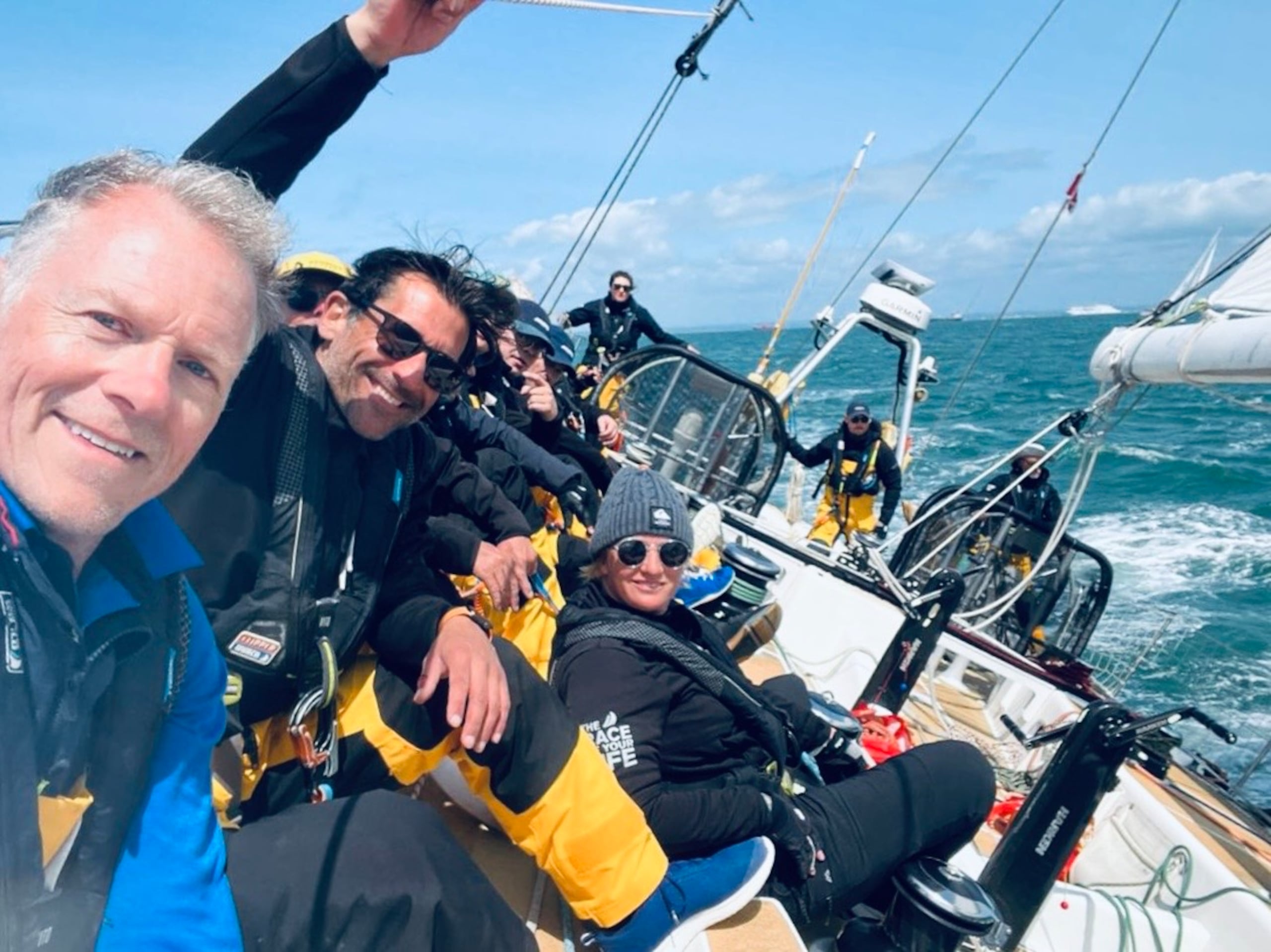Joel Martínez, segunda desde la izquierda, completó los entrenamientos requeridos.