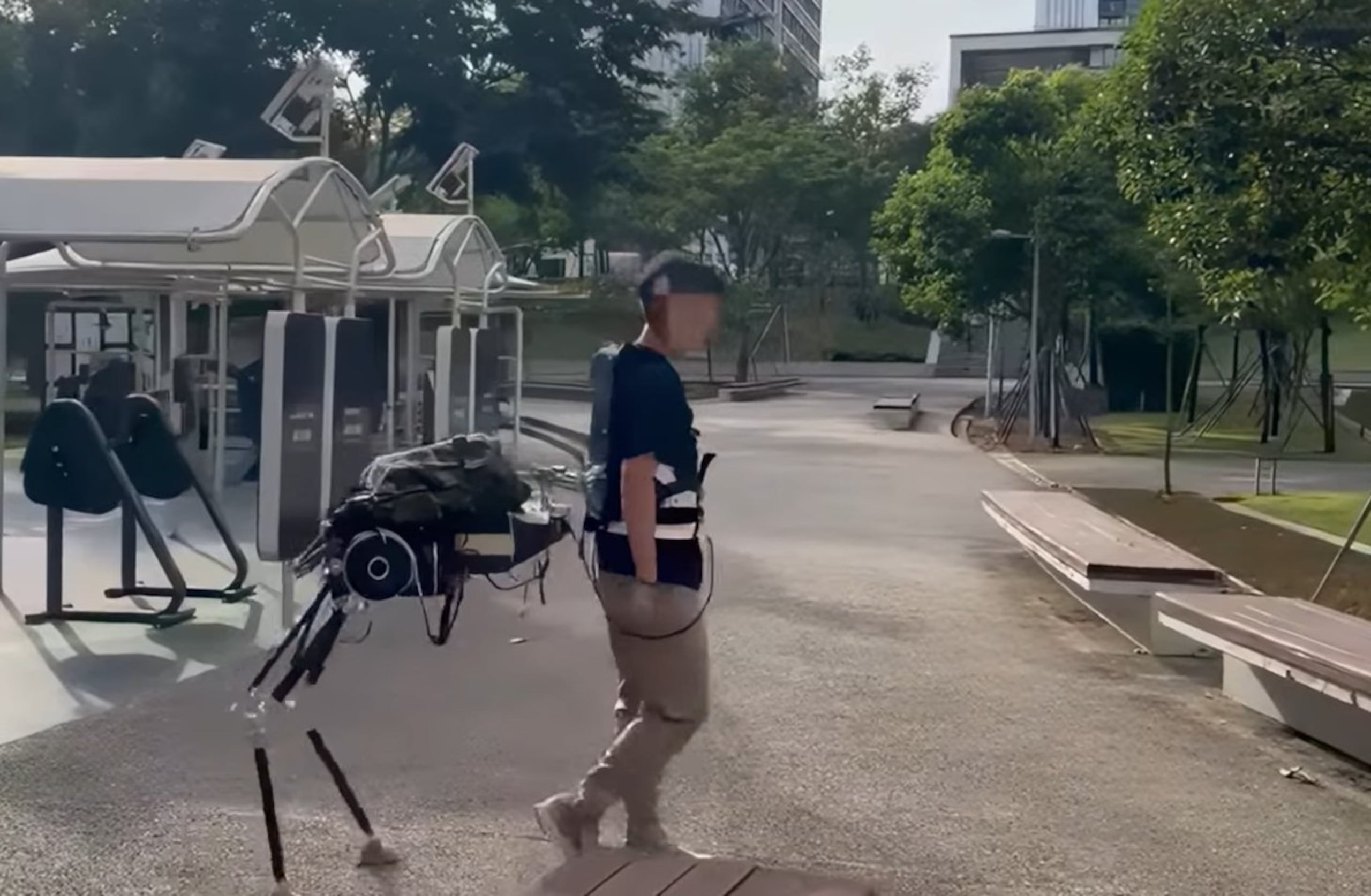 El dispositivo busca combinar la inteligencia de navegación humana con la fuerza mecánica para facilitar el movimiento en terrenos complejos.