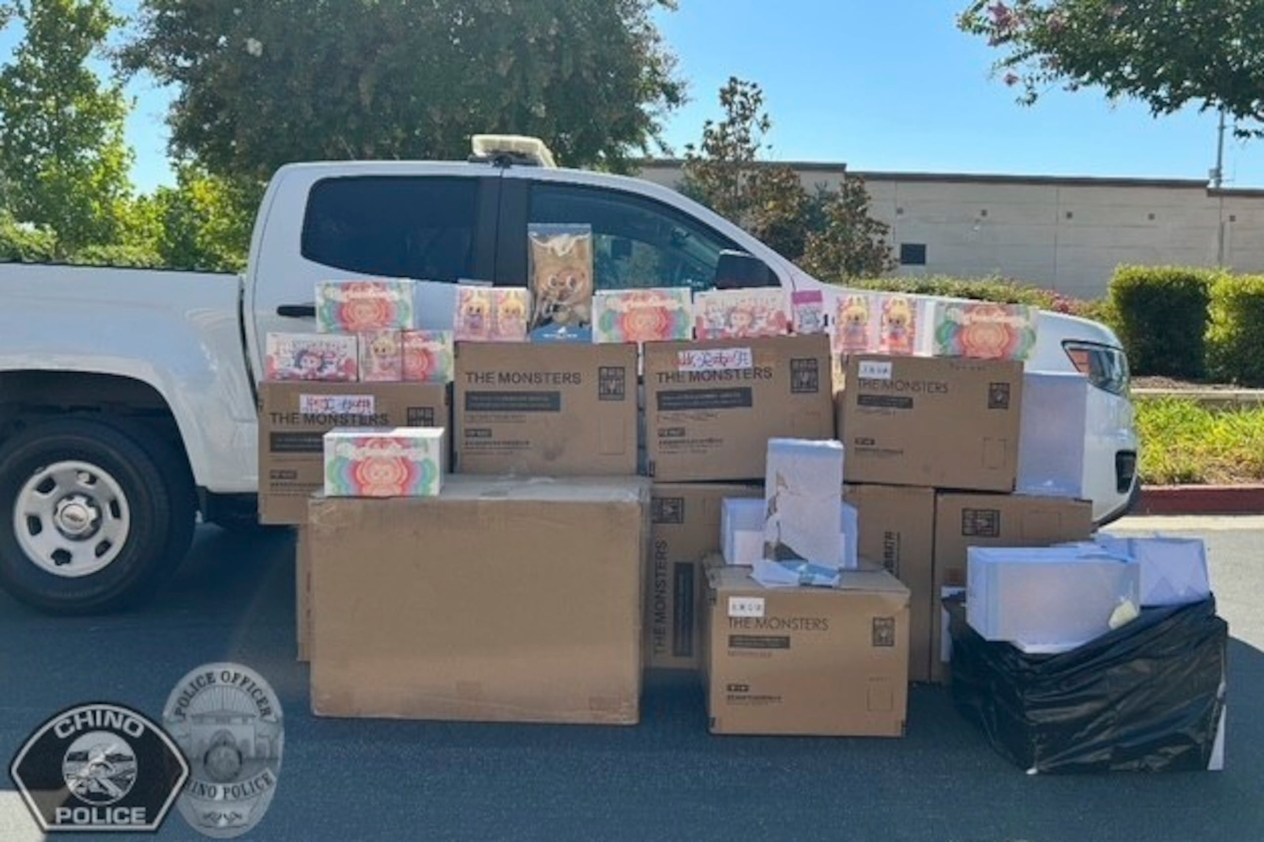 Esta imagen publicada por el Departamento de Policía de la ciudad de Chino, en California, el lunes 11 de agosto de 2025 muestra cajas de muñecos Labubu que fueron robados de un almacén y recuperados en Upland, California. (Departamento de Policía de Chino vía AP)