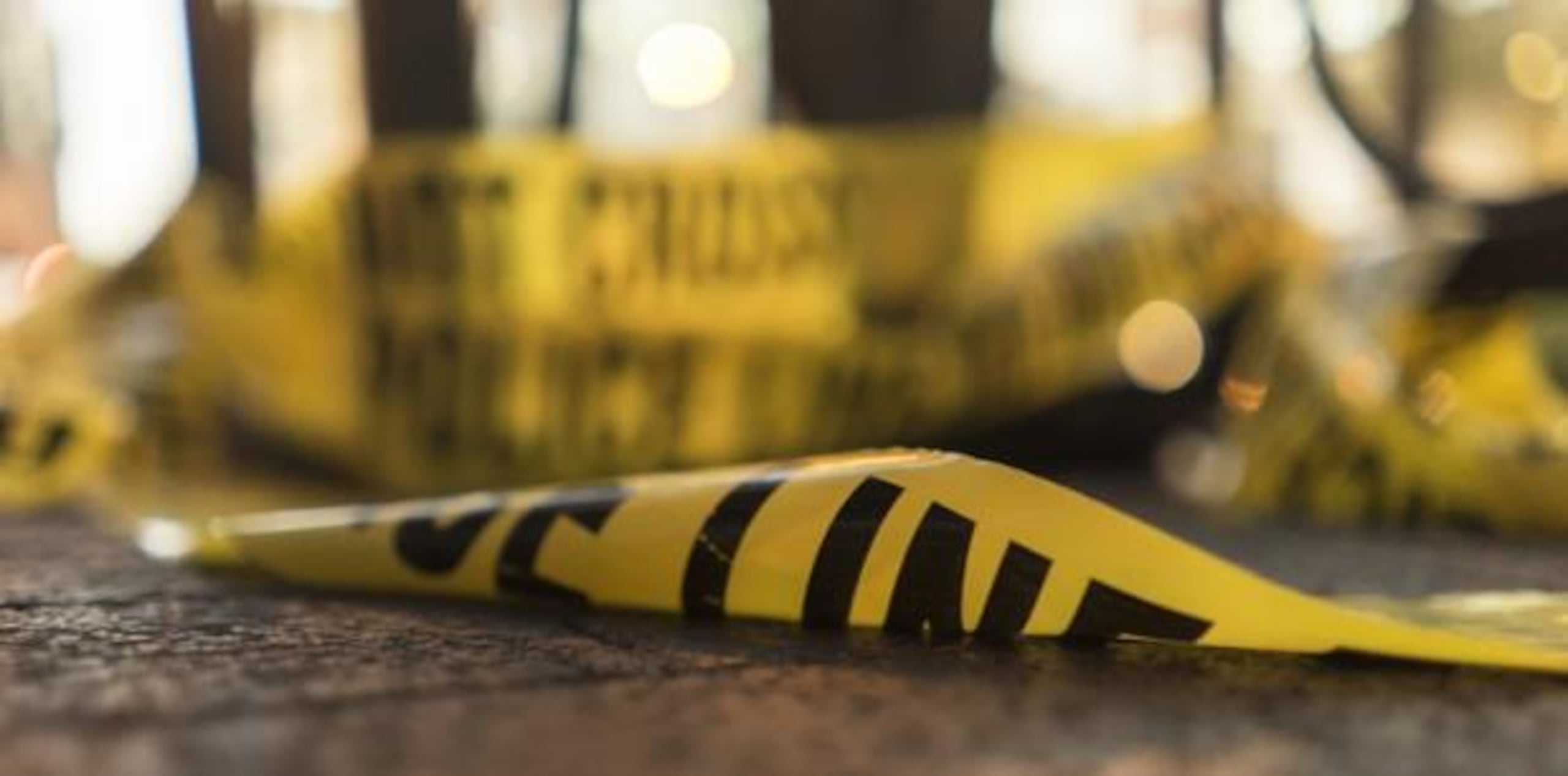Investigadores tenían gran parte de la cuadra acordonada con cinta amarilla de escena del crimen durante la tarde de ayer. (Archivo)