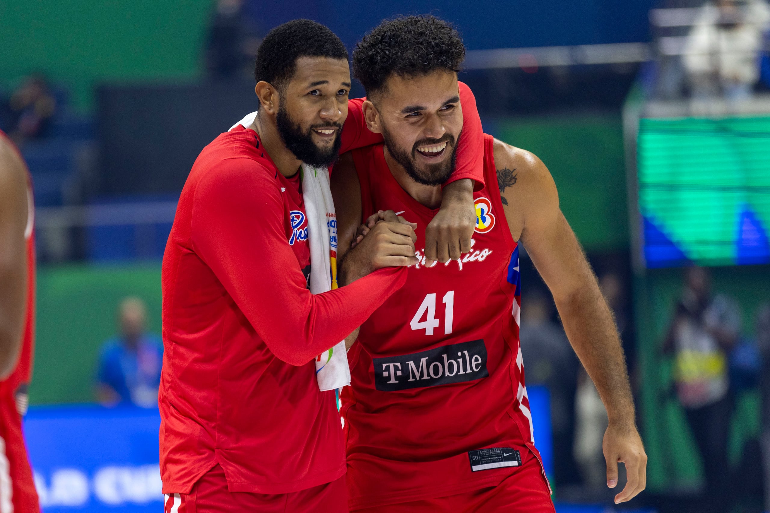 Chris Ortiz y Arnaldo Toro se abrazan tras la victoria.