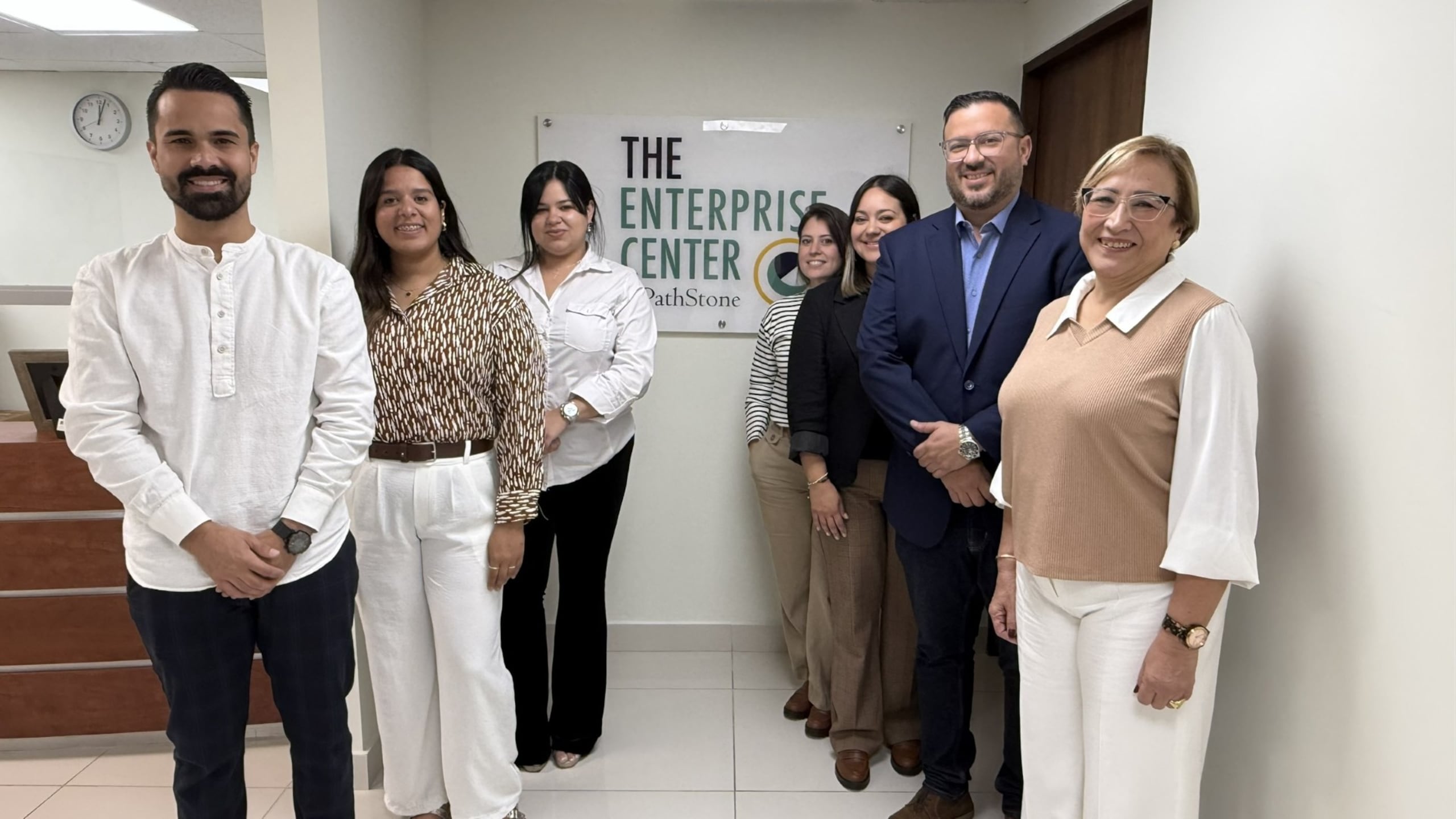 La organización sin fines de lucro PathStone y su programa The Enterprise Center ofrece capacitación y asistencia gratuita a pequeñas y medianas empresas para que puedan hacer negocios con el gobierno federal.