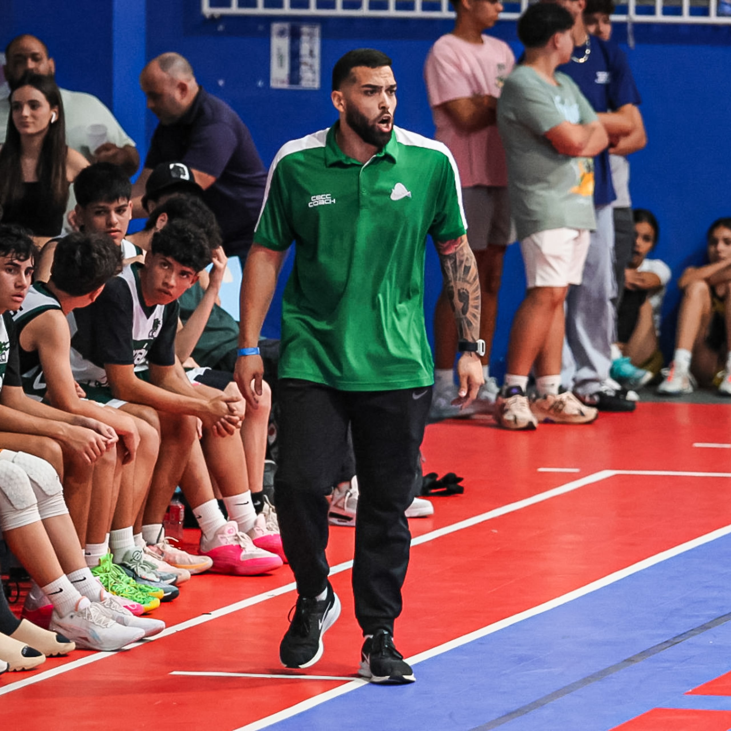 Raymond Cintrón, también armador de los Capitanes de Arecibo, se desempeña como dirigente del equipo junior masculino del Colegio Evangélico Capitán Correa.