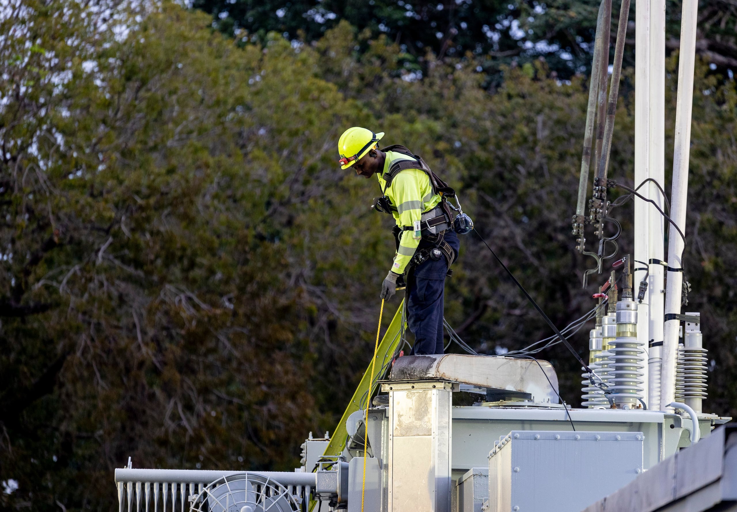 Un obrero de LUMA trabaja en una subestación. (Archivo / GFR Media)