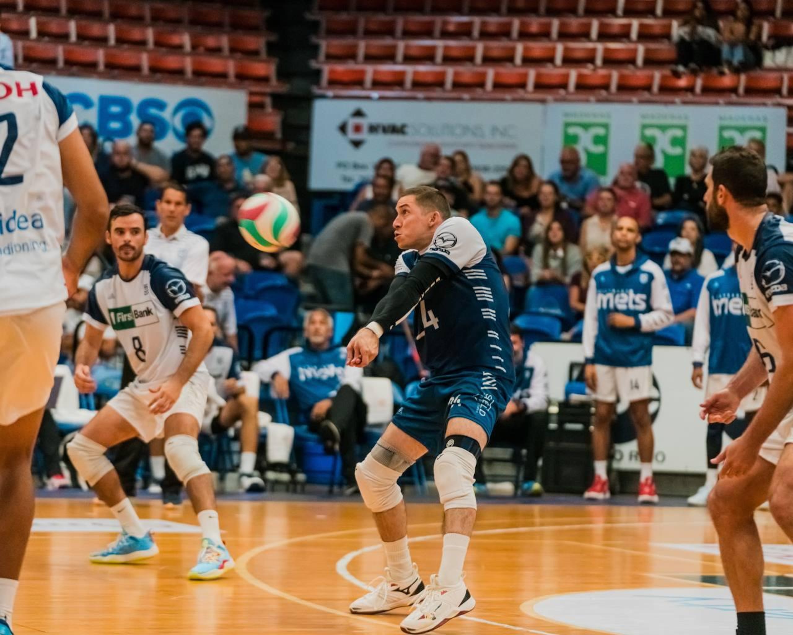 El líbero de los Mets de Guaynabo, Árnel Cabrera, al centro, hizo 11 defensas y 13 pases positivos ante Corozal el sábado.